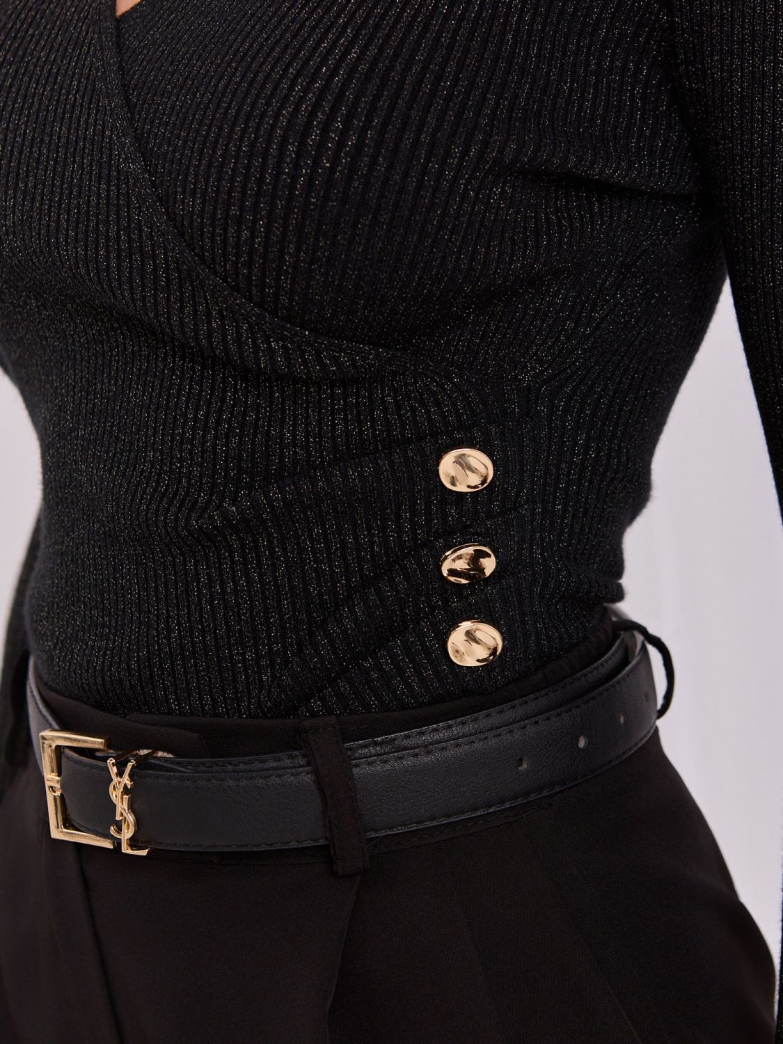 Eleganter schwarzer Pullover mit Wickelausschnitt