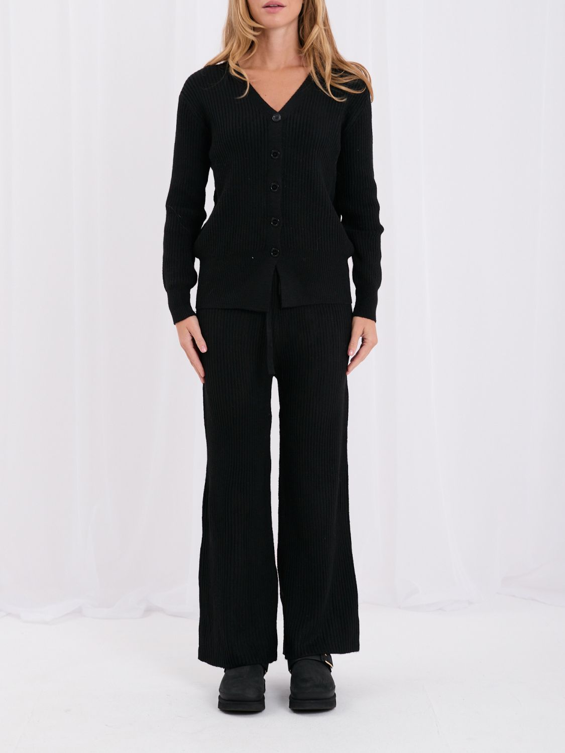 Schwarzes Set mit Strickjacke und weiten Hosen