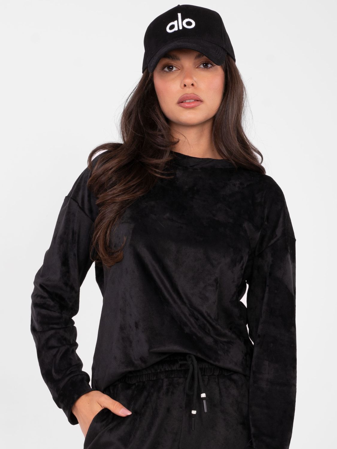 Damen-Set in Schwarz mit langen Ärmeln und dekorativen Details