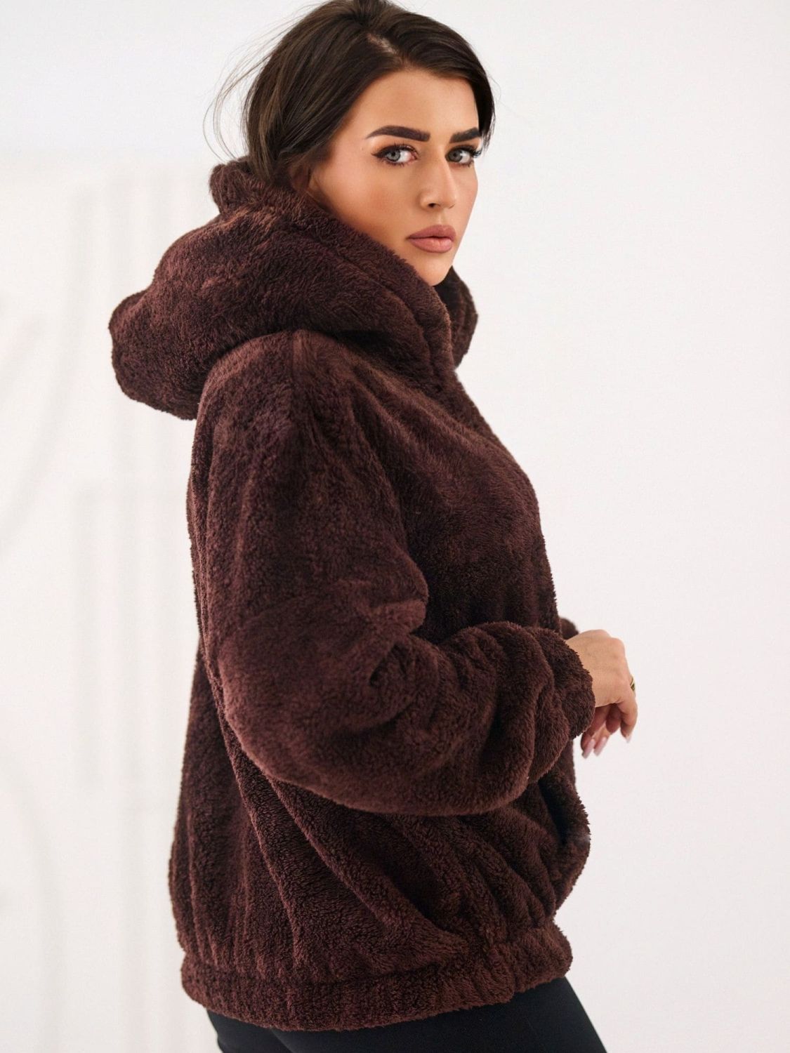 Damen Hoodie in Dunkelbraun mit Kapuze und Tasche