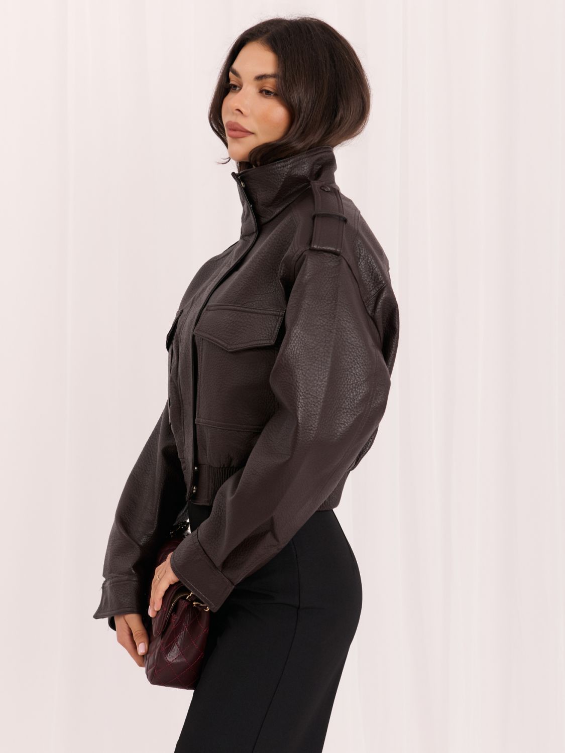 Kurze braune Kunstlederjacke mit Stehkragen