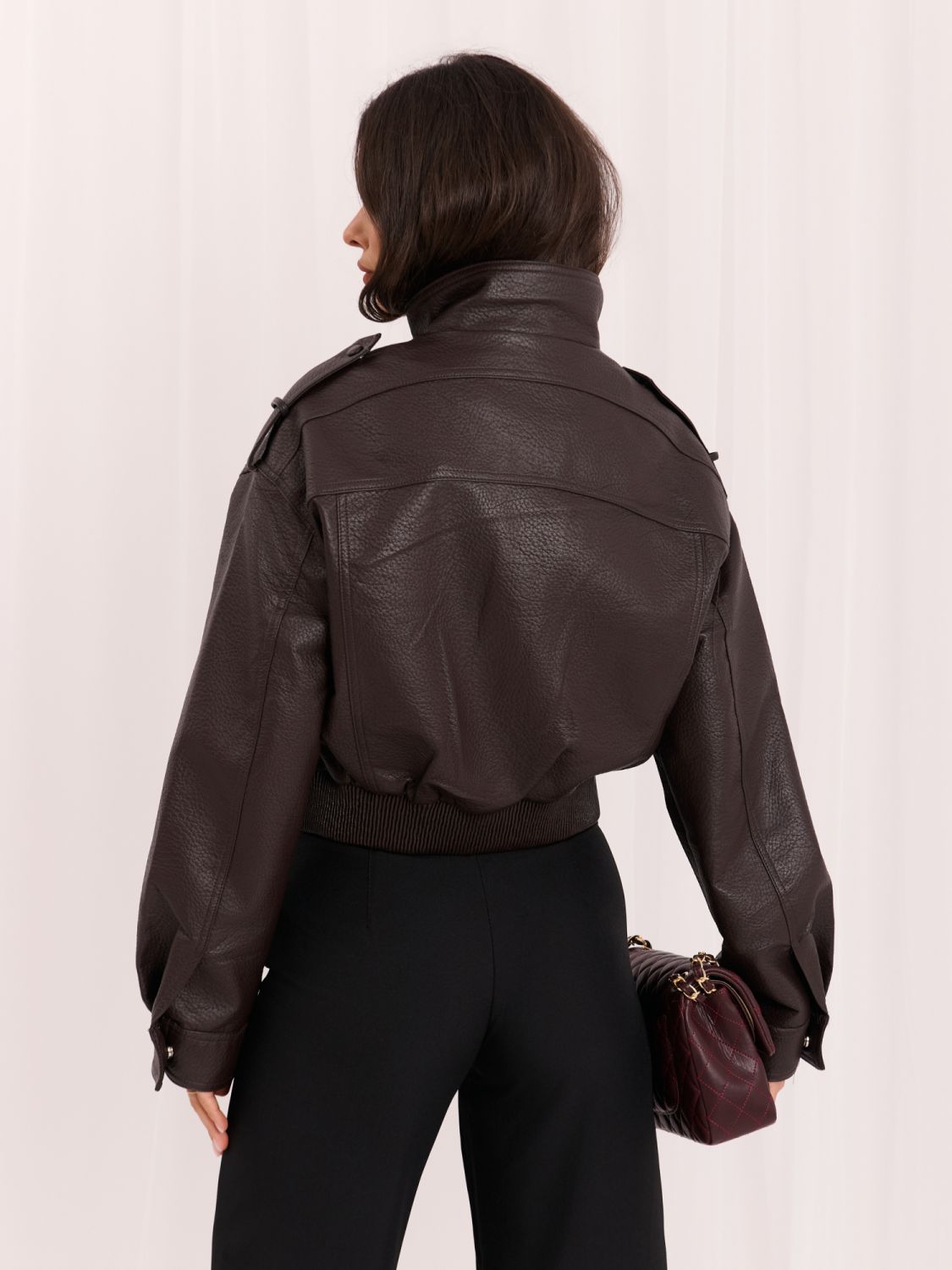 Kurze braune Kunstlederjacke mit Stehkragen