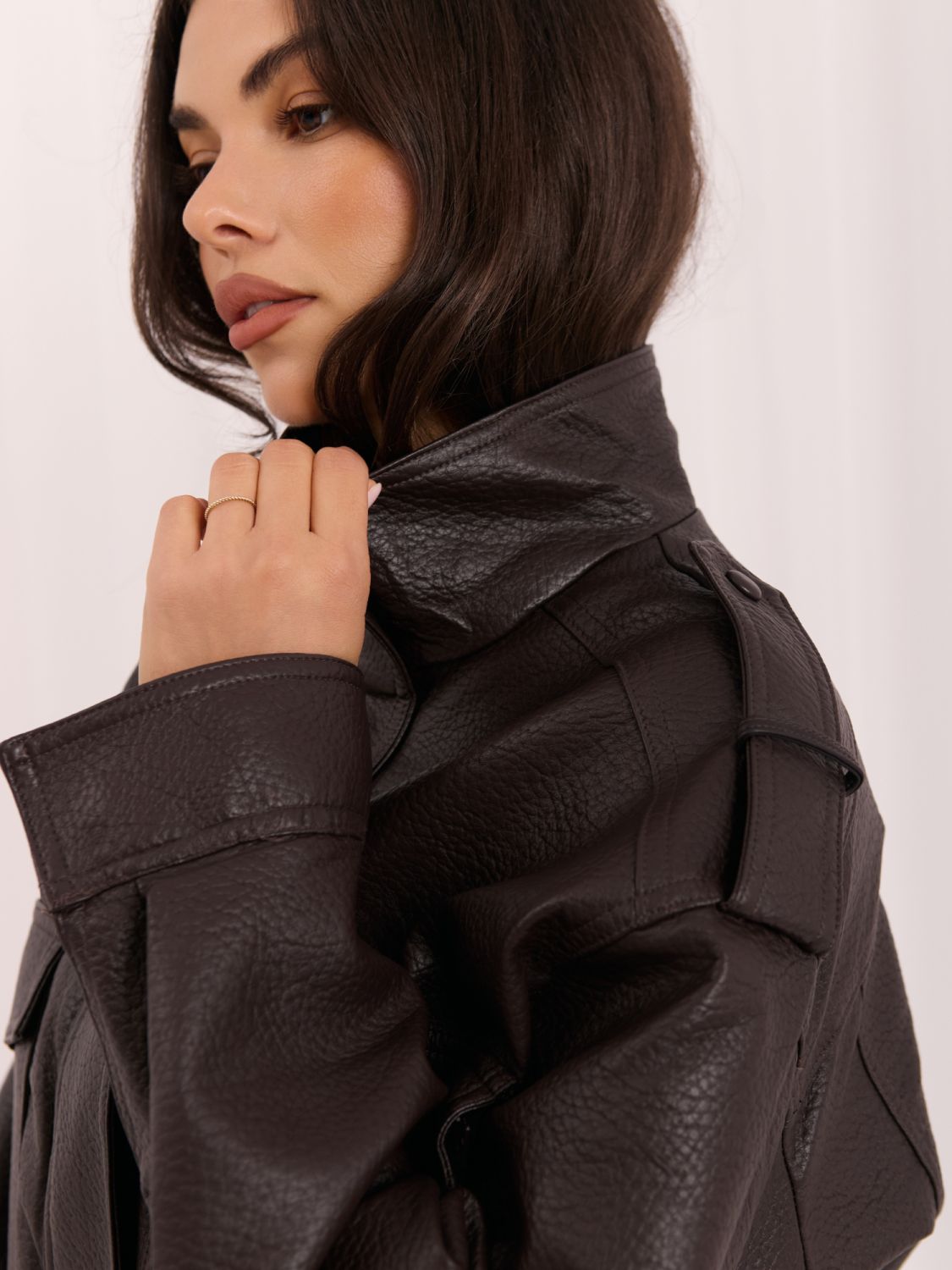 Kurze braune Kunstlederjacke mit Stehkragen