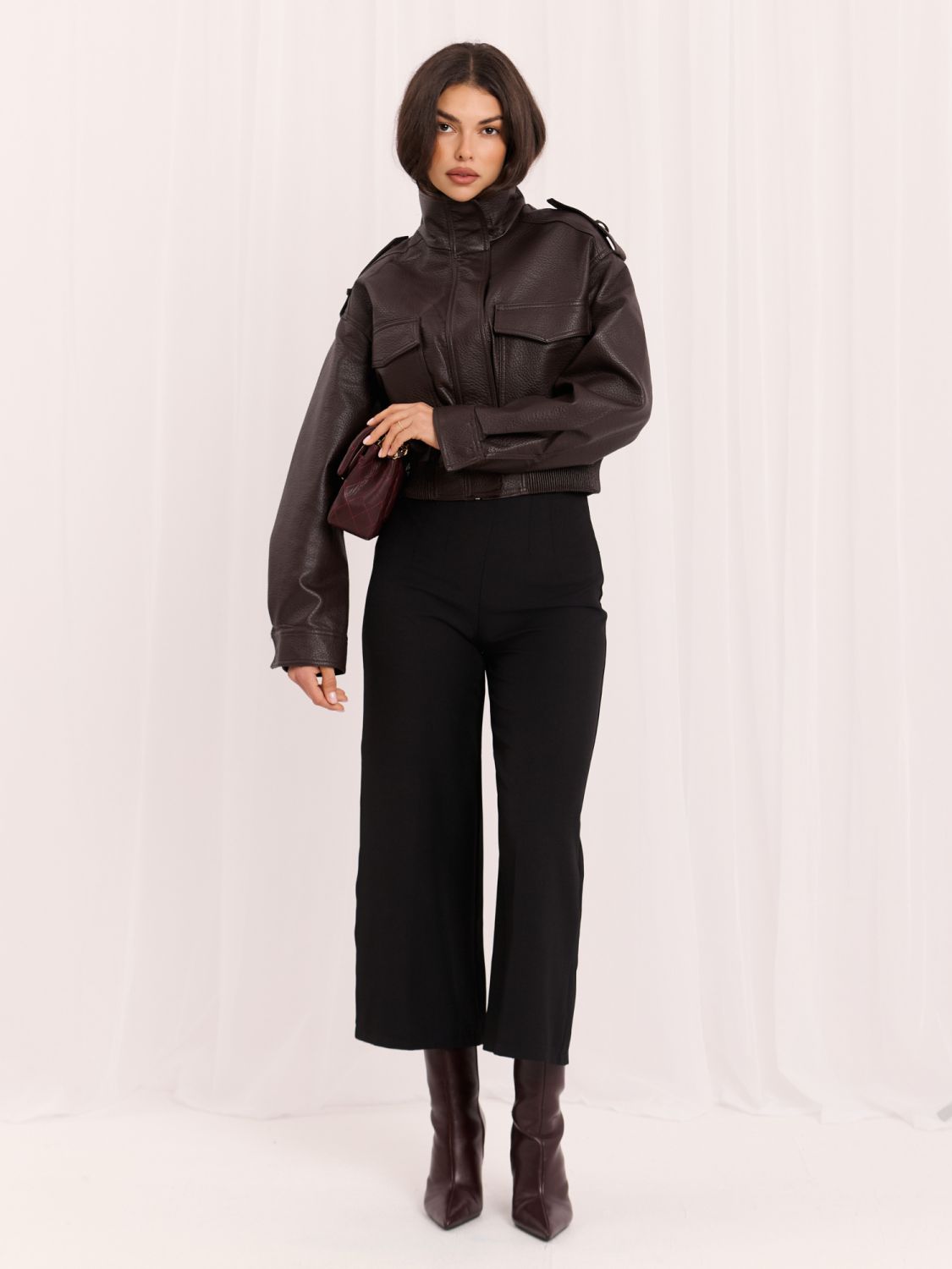 Kurze braune Kunstlederjacke mit Stehkragen