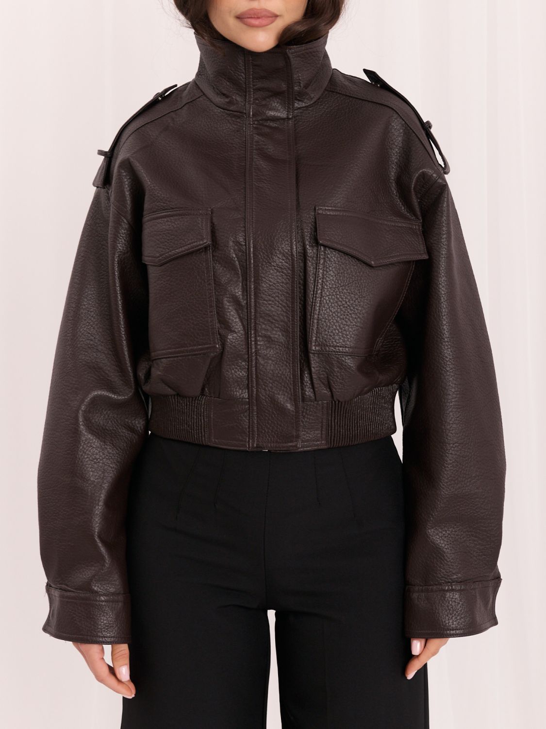 Kurze braune Kunstlederjacke mit Stehkragen