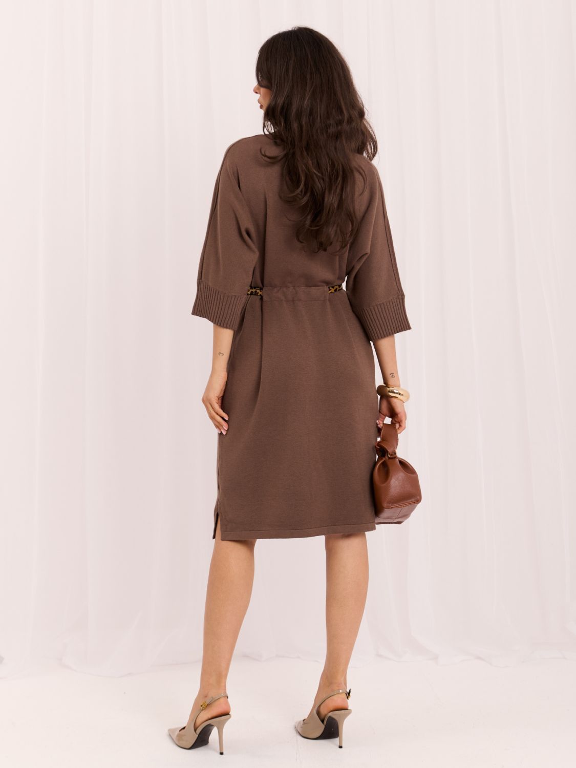 Braunes Strickkleid mit Gürtel und Rollkragen