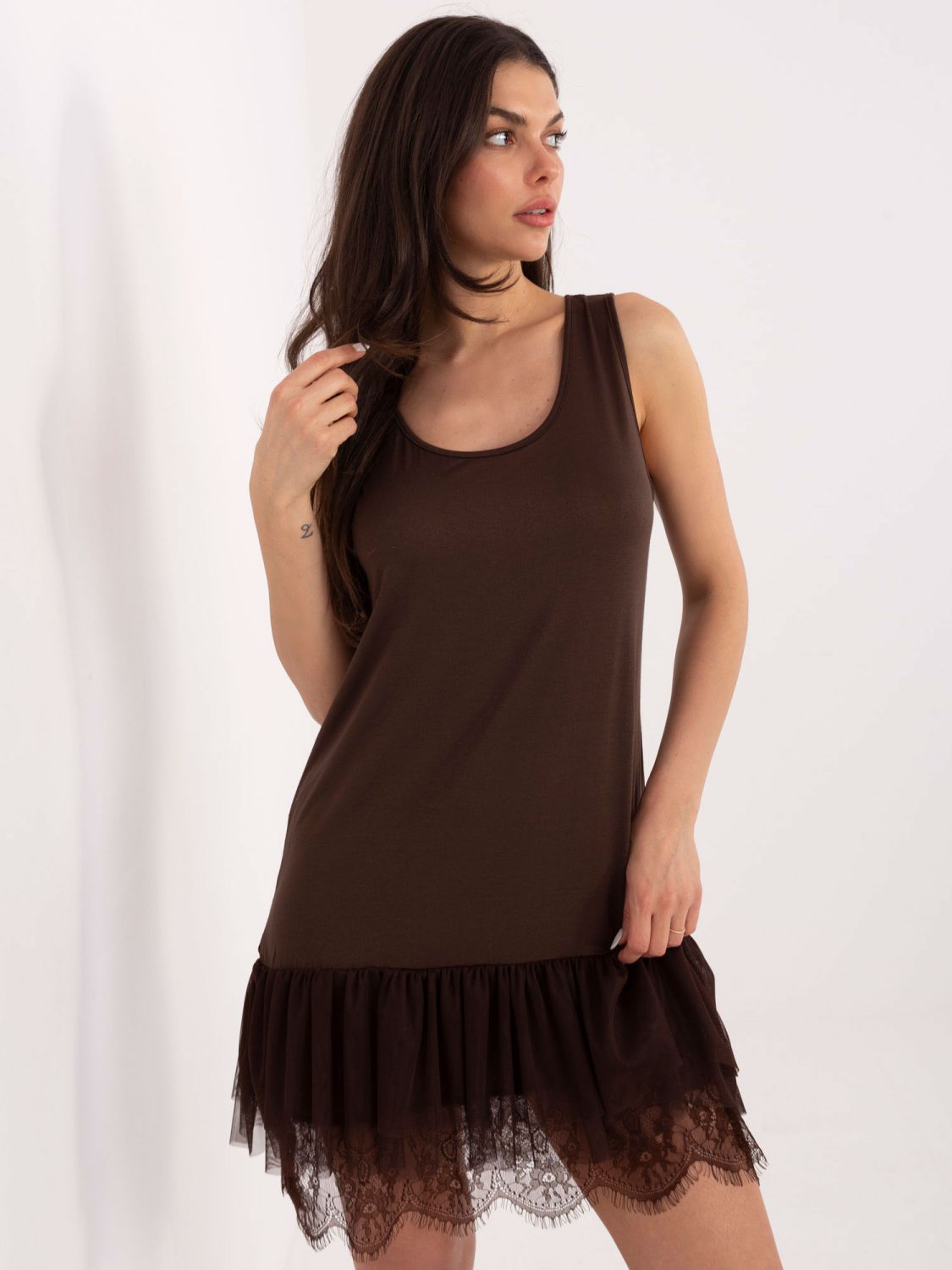 Braunes ausgestelltes Kleid mit Spitze