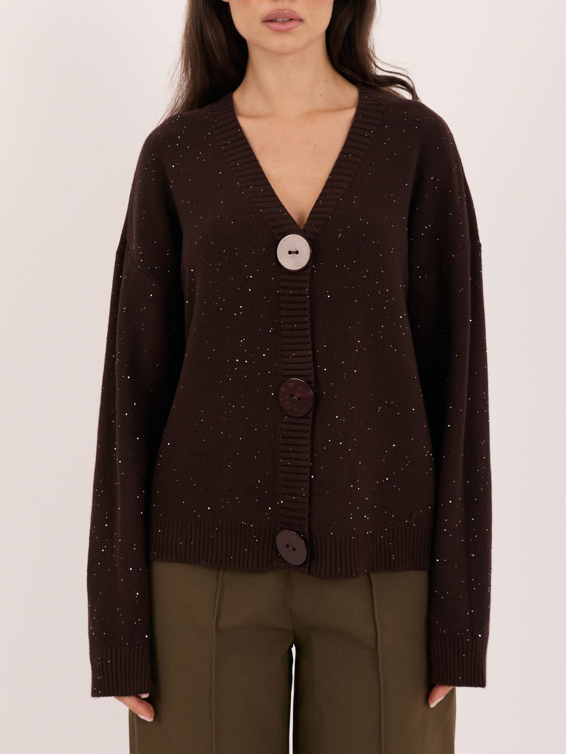Eleganter brauner Pullover mit Pailletten und Knöpfen