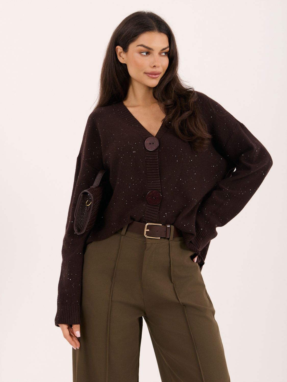 Eleganter brauner Pullover mit Pailletten und Knöpfen