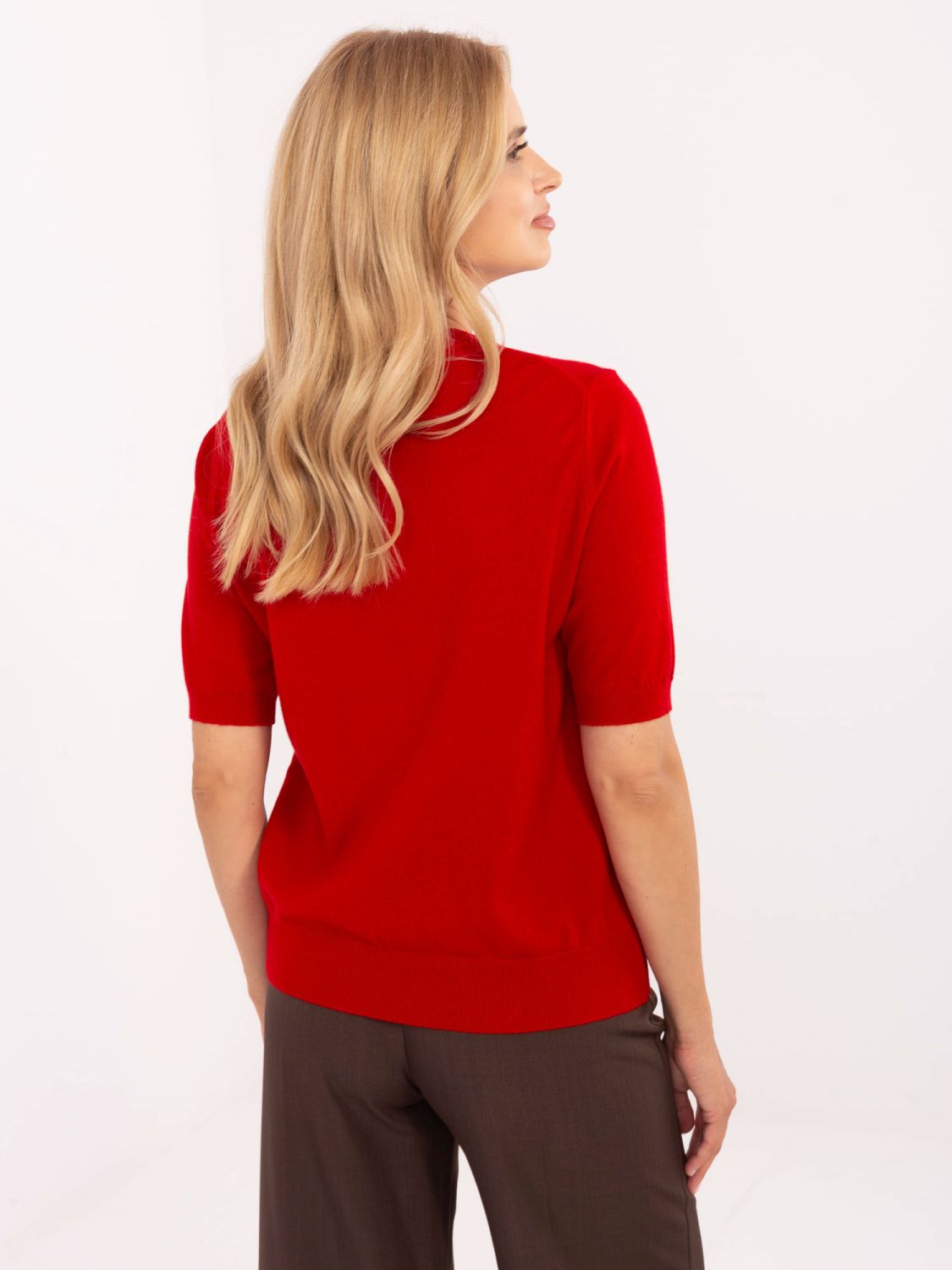 Stylischer roter Pullover mit kurzen Ärmeln