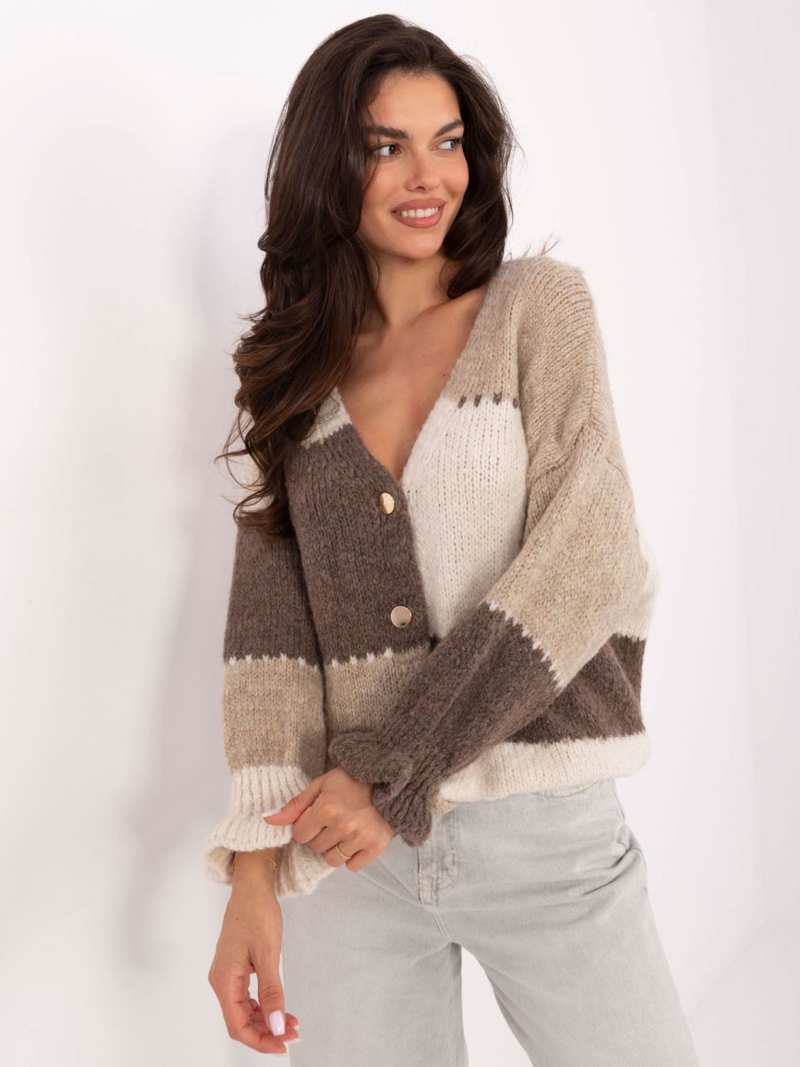 Beiger gestreifter Strickpullover mit Volant und V-Ausschnitt