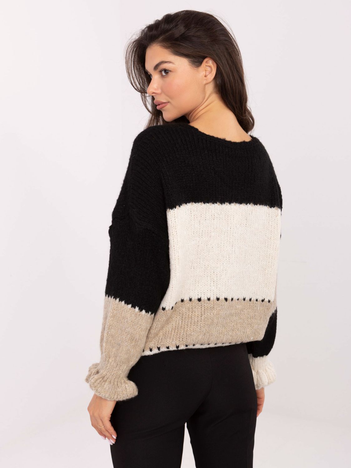 Schwarz-beiger gestreifter Cardigan mit Volant und V-Ausschnitt