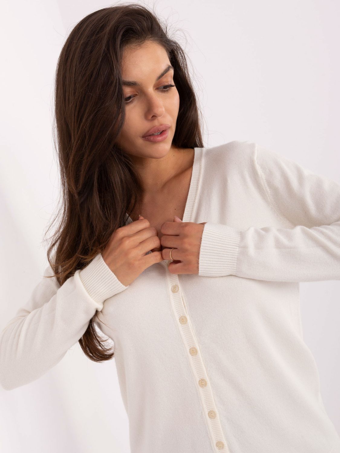 Eleganter ecru Pullover mit V-Ausschnitt