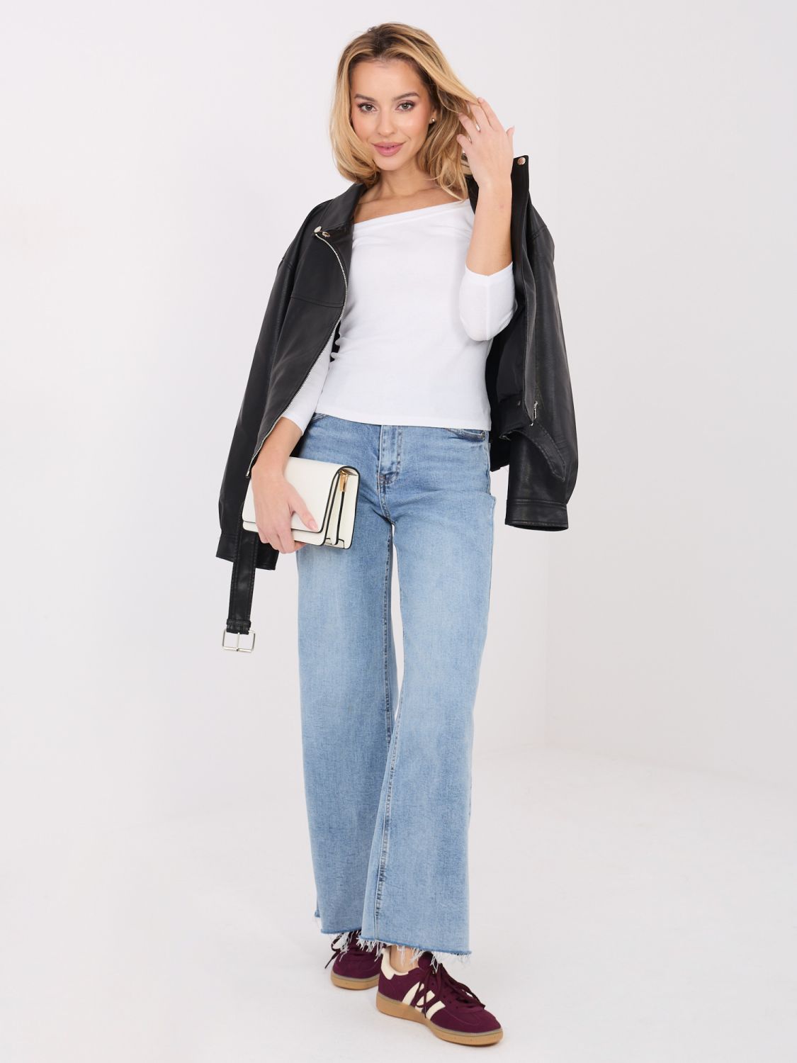 Weiße Baumwollbluse mit Carmen-Ausschnitt