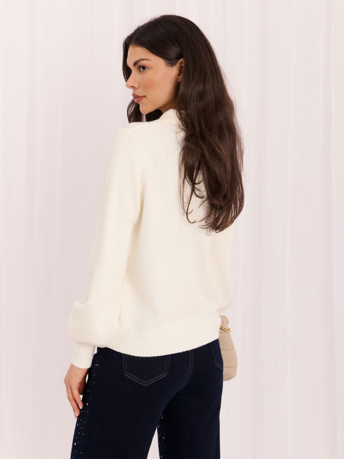 Eleganter Ecru-Pullover mit Kragen und Knöpfen