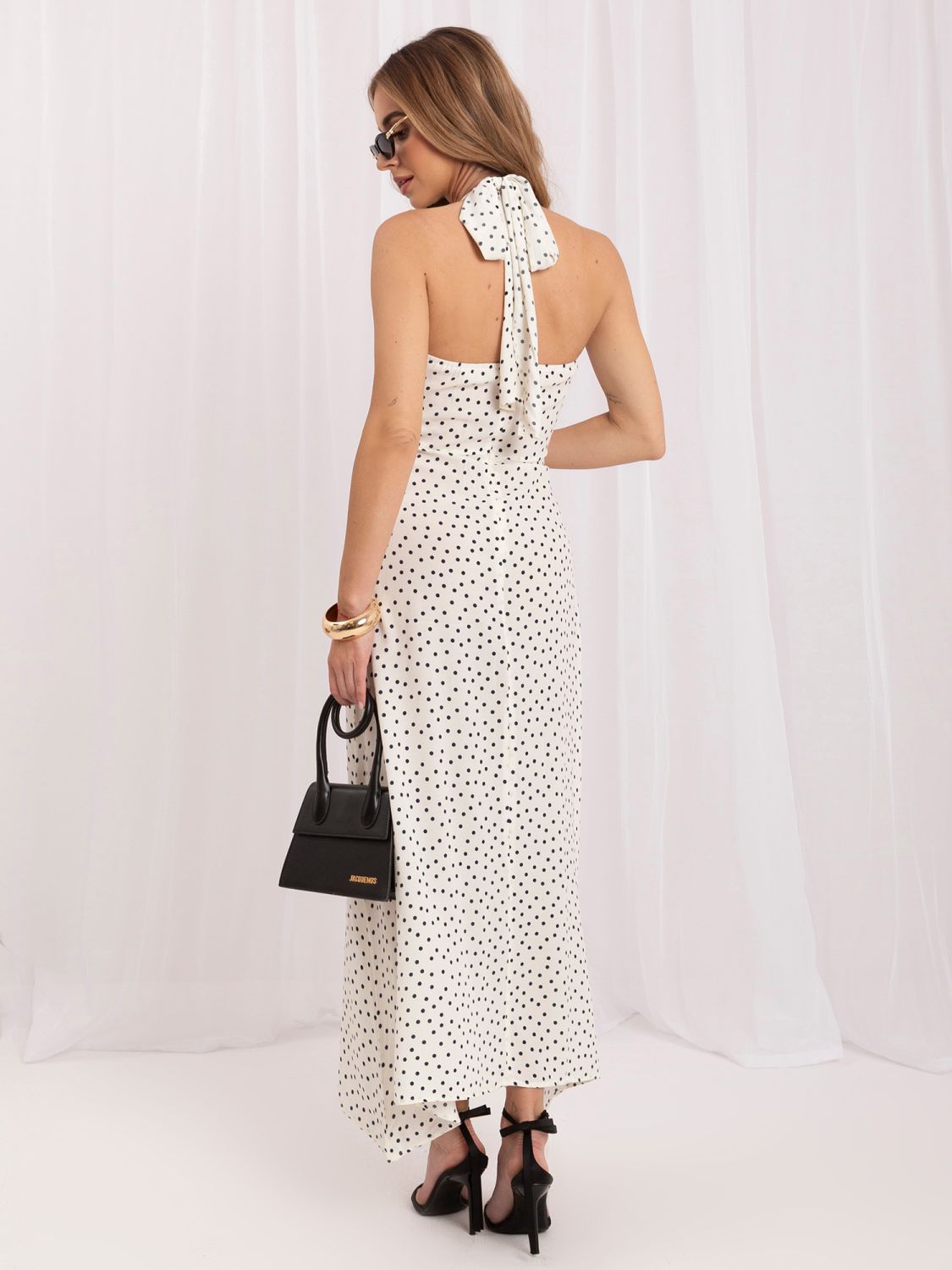 Weißes Maxi-Kleid mit blauen Punkten und Bindegürtel