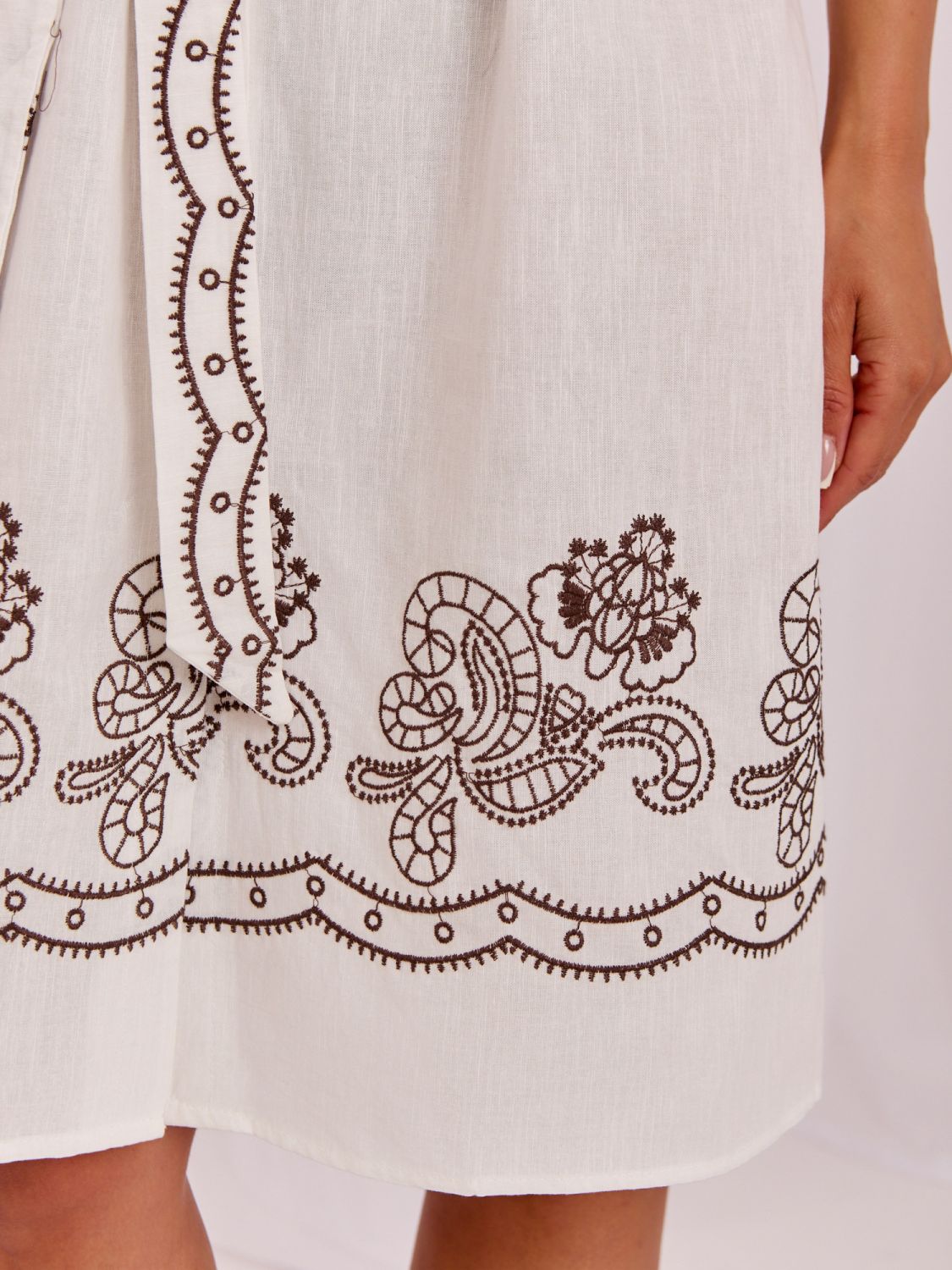 Ecru ausgestelltes Kleid mit Stickerei und Gürtel