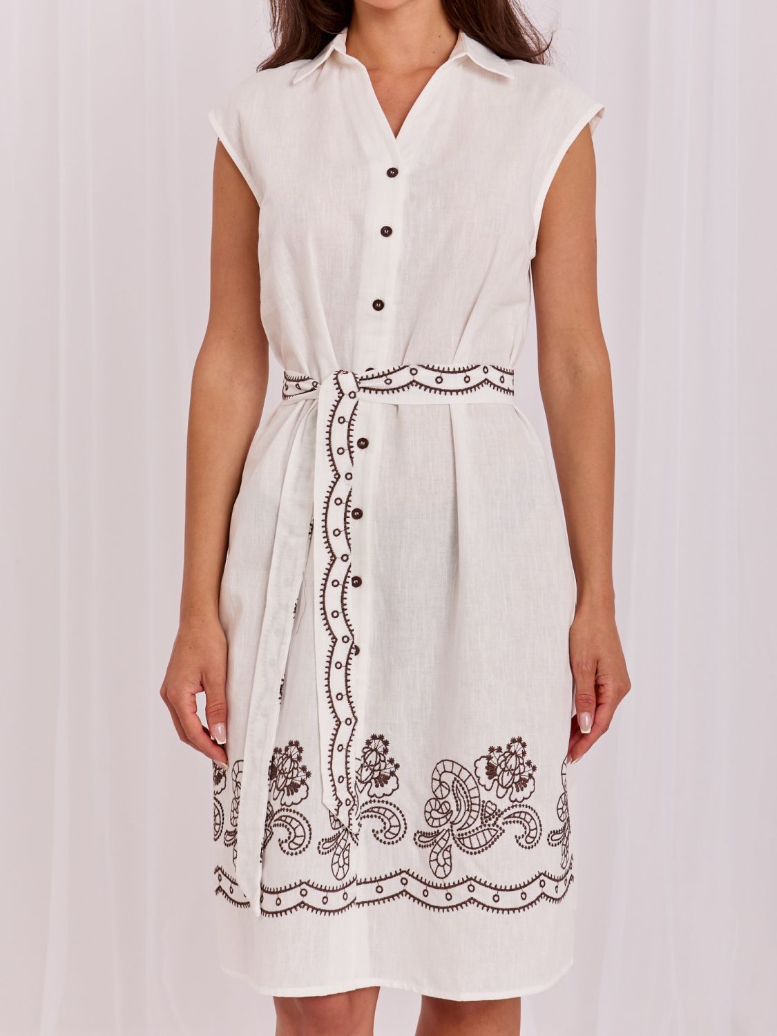 Ecru ausgestelltes Kleid mit Stickerei und Gürtel