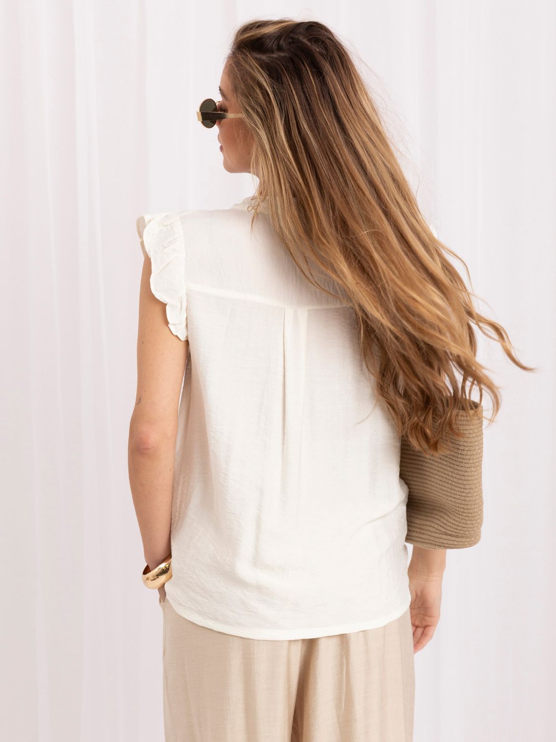 Ecru-Bluse mit Stickerei und Volant