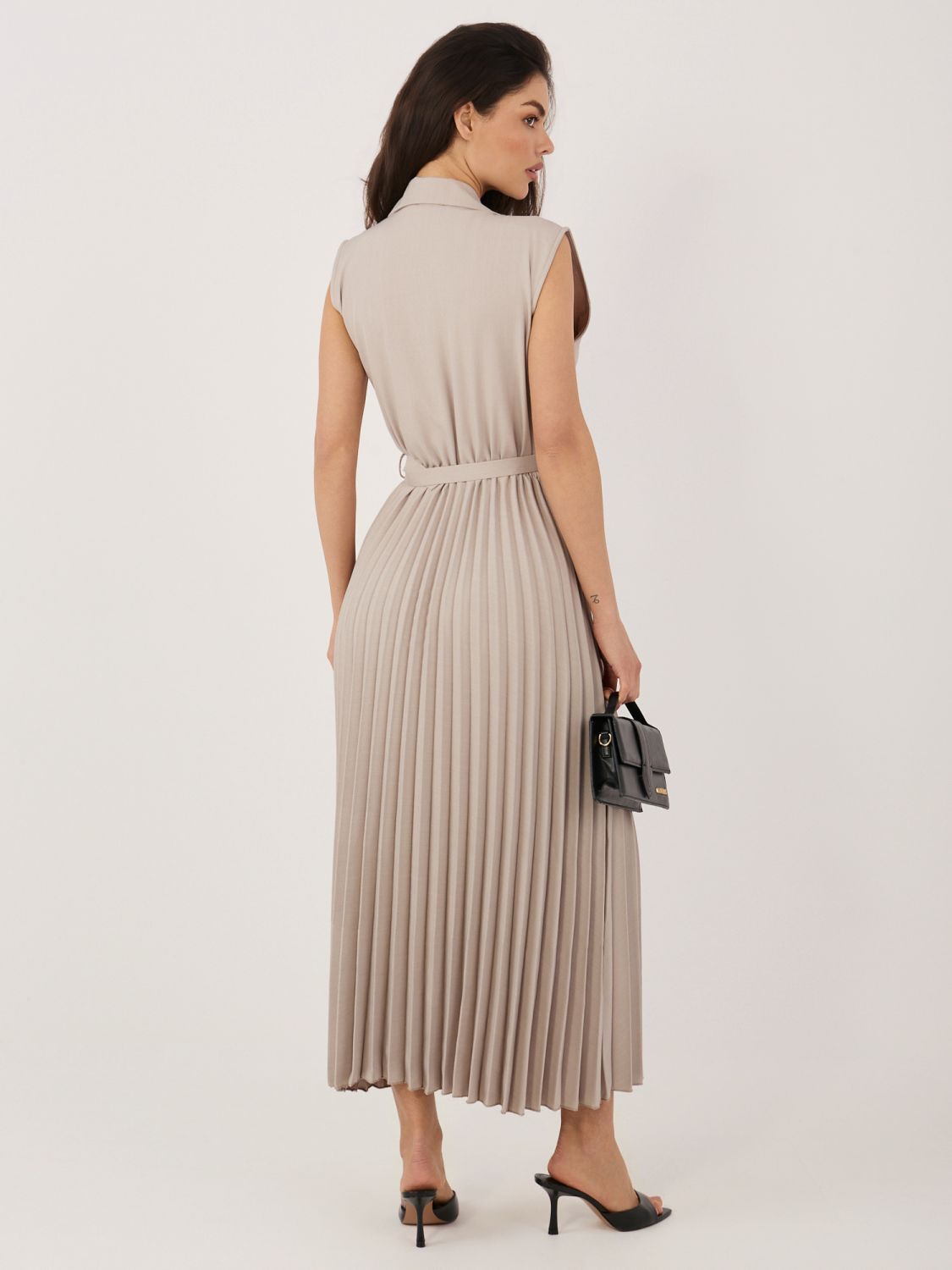 Elegantes beigefarbenes Midi-Kleid mit Gürtel und Pailletten