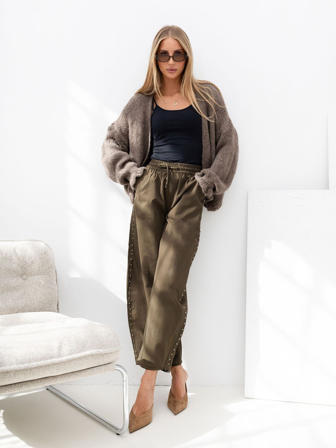 Beiger Pullover mit Volant