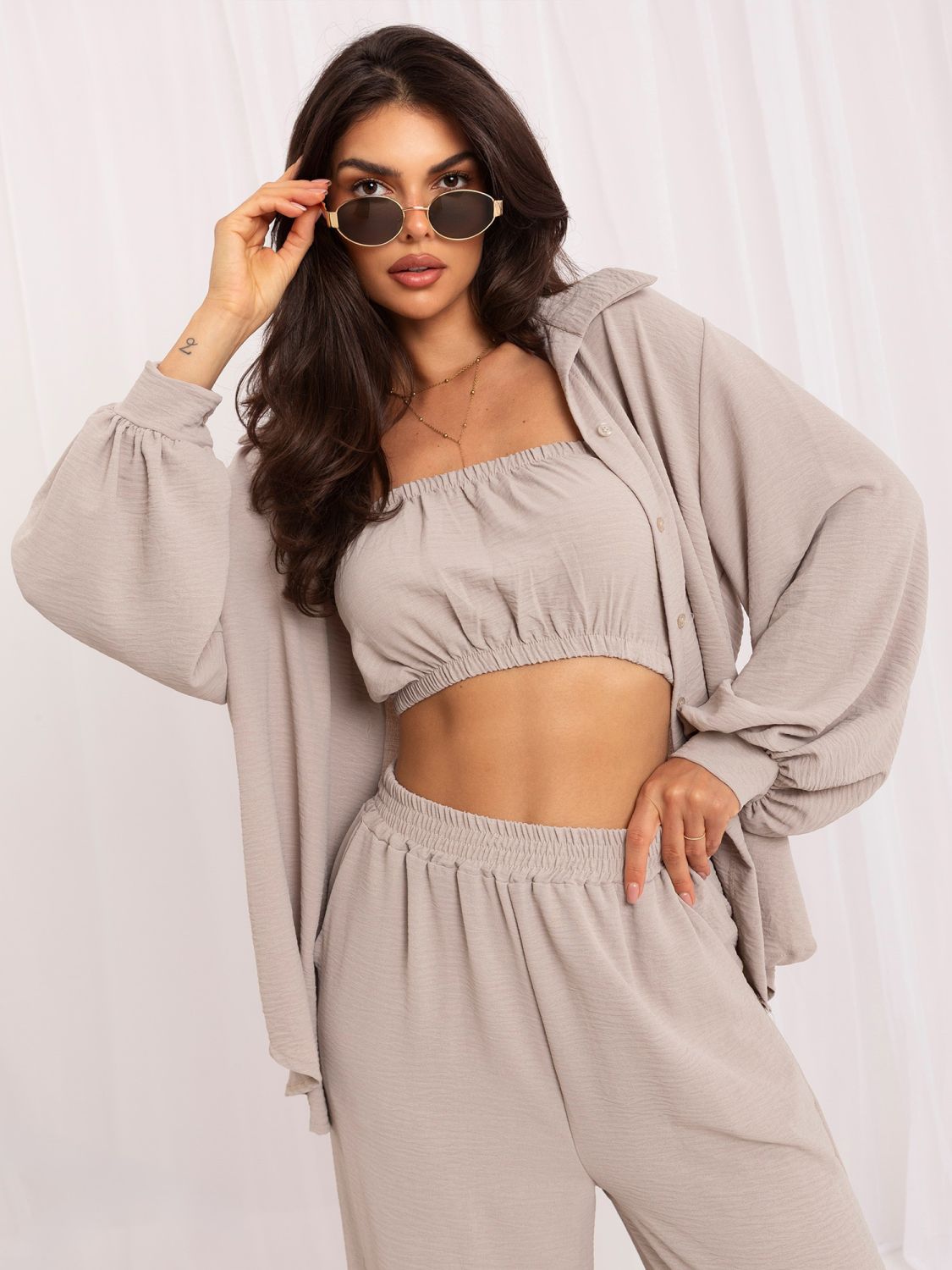 Beiges Set mit Top, Hemd und Hose