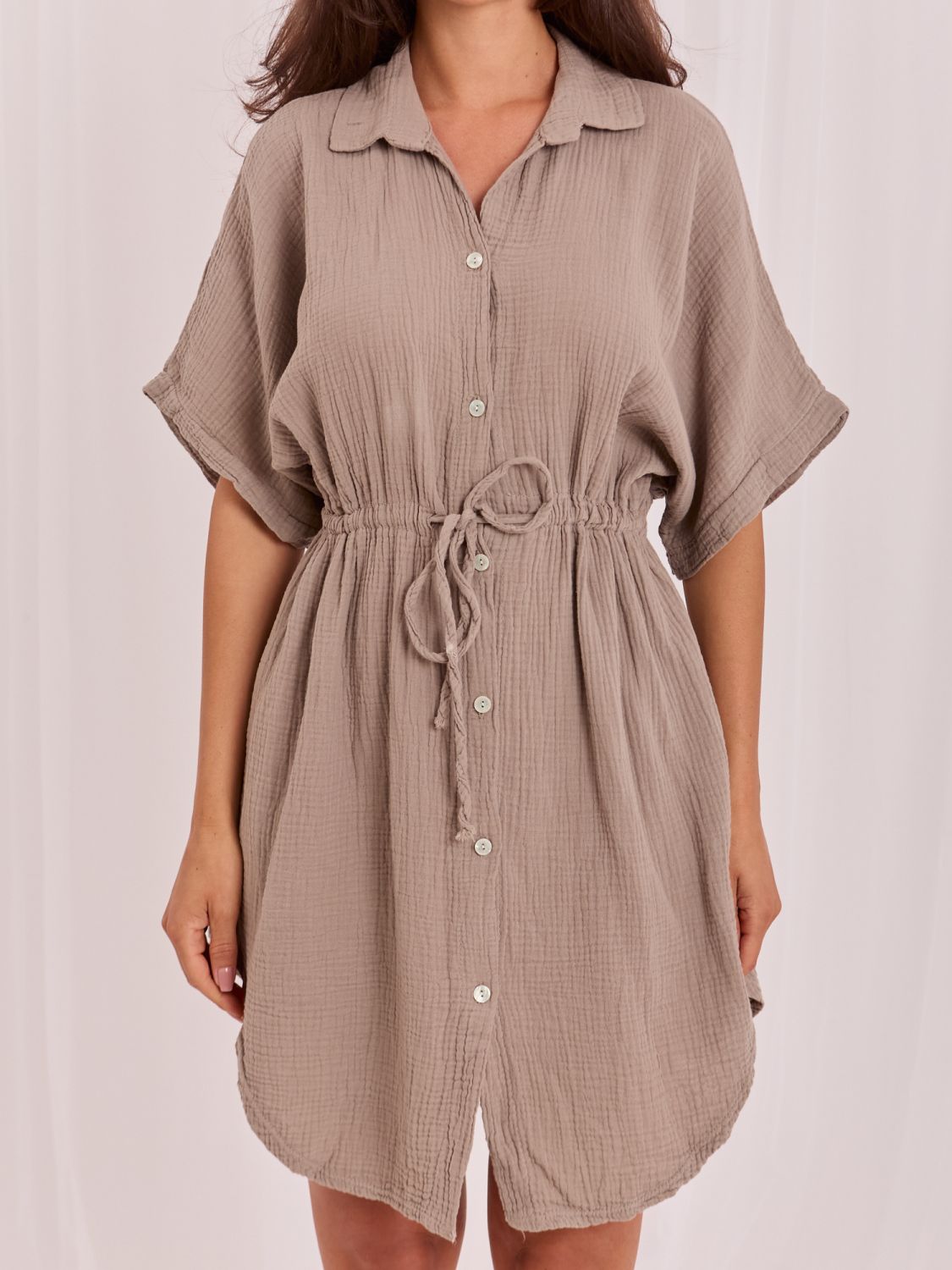 Beiges Oversize-Sommerkleid mit Kragen