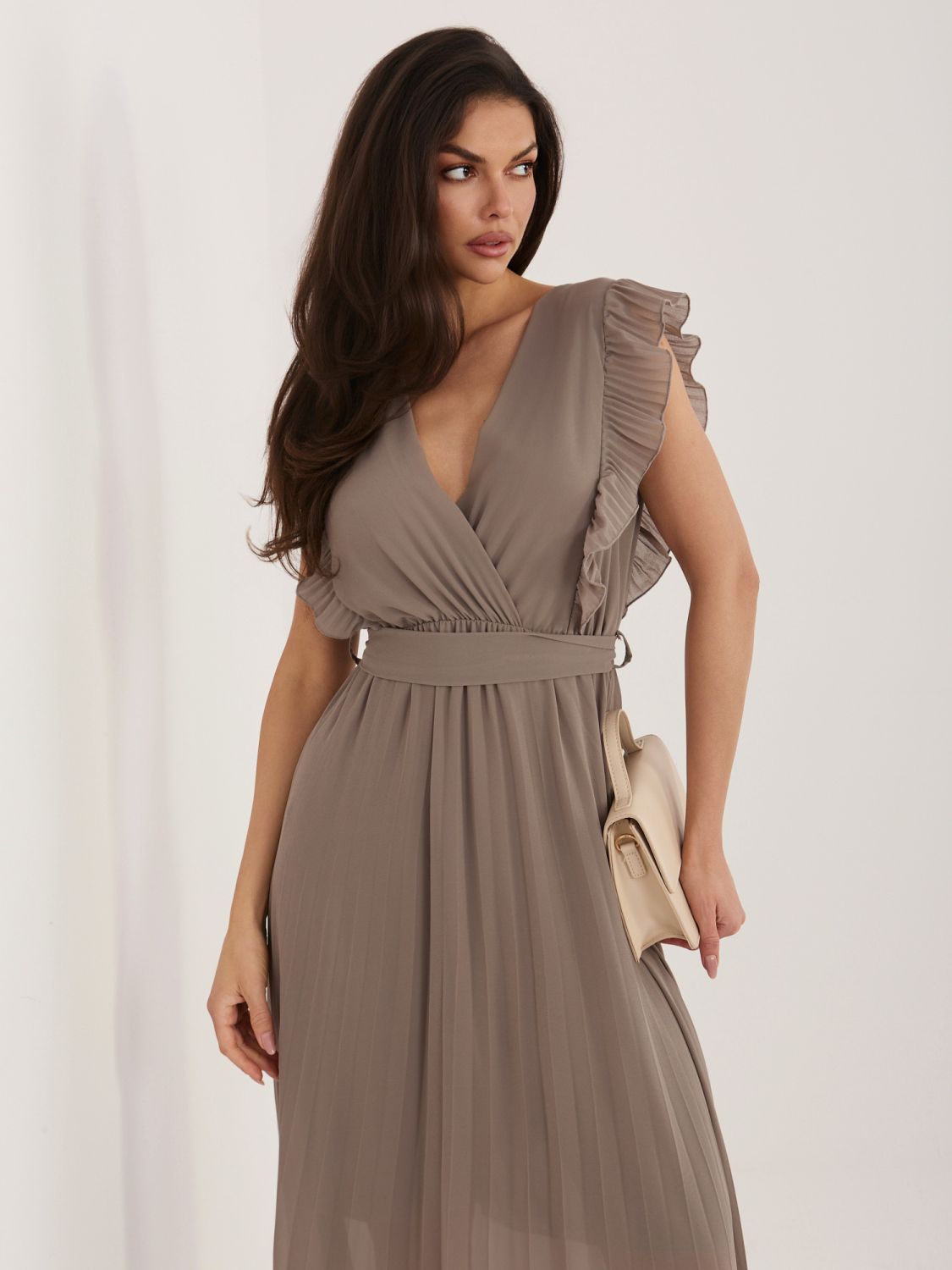 Beiges ausgestelltes Midi-Kleid mit Gürtel