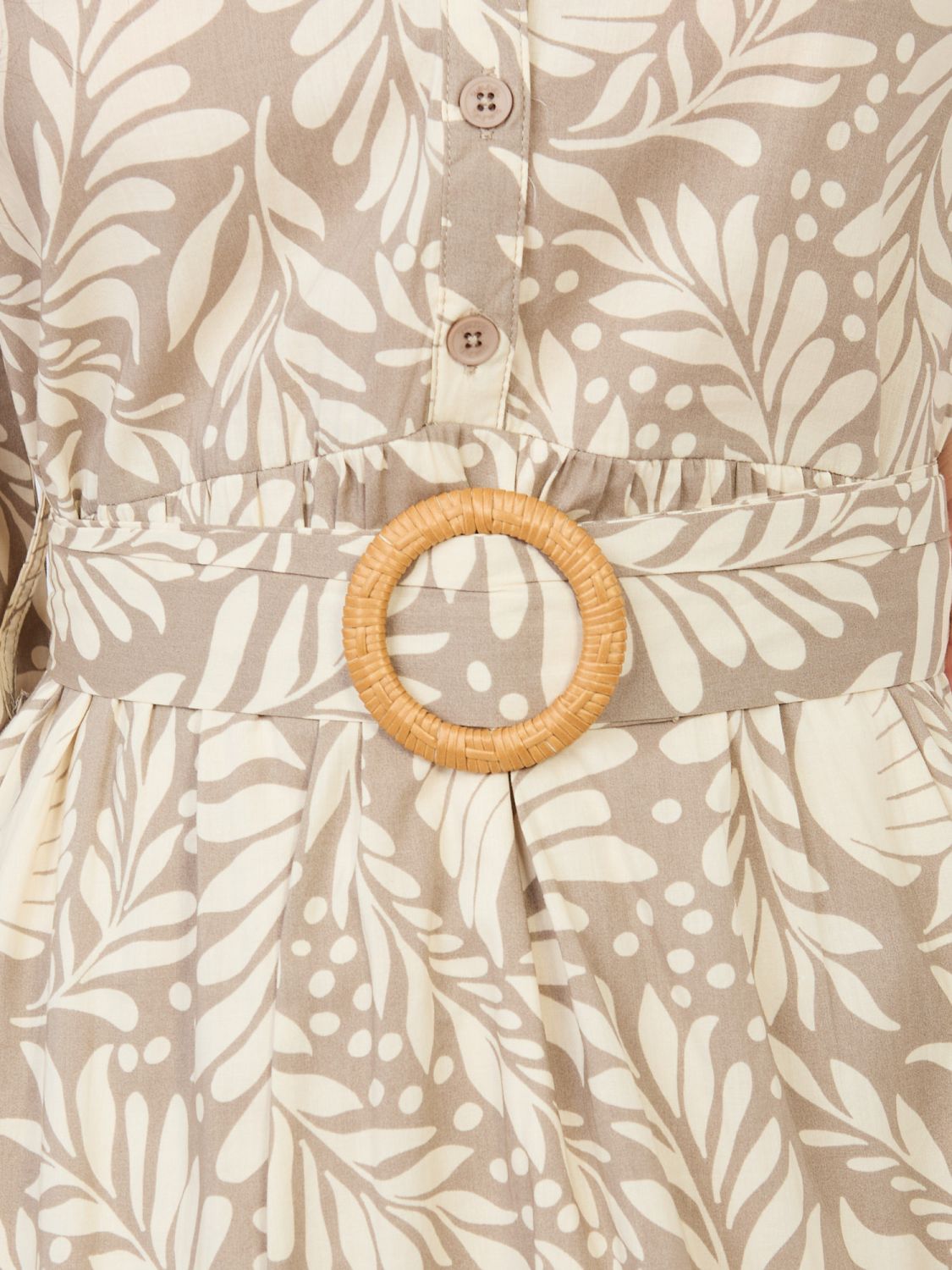 Beiges Kleid mit Gürtel und Volant