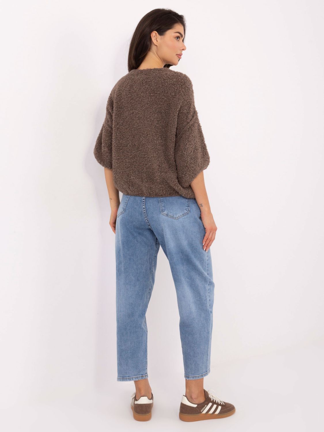 Eleganter beigefarbener Pullover mit 3/4-Ärmeln und Knöpfen