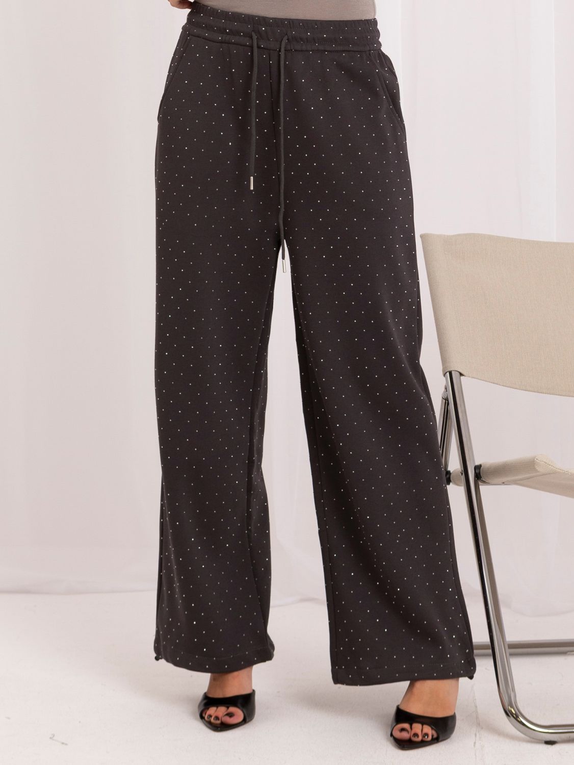 Grafitfarbene weite Sweatpants mit Applikation