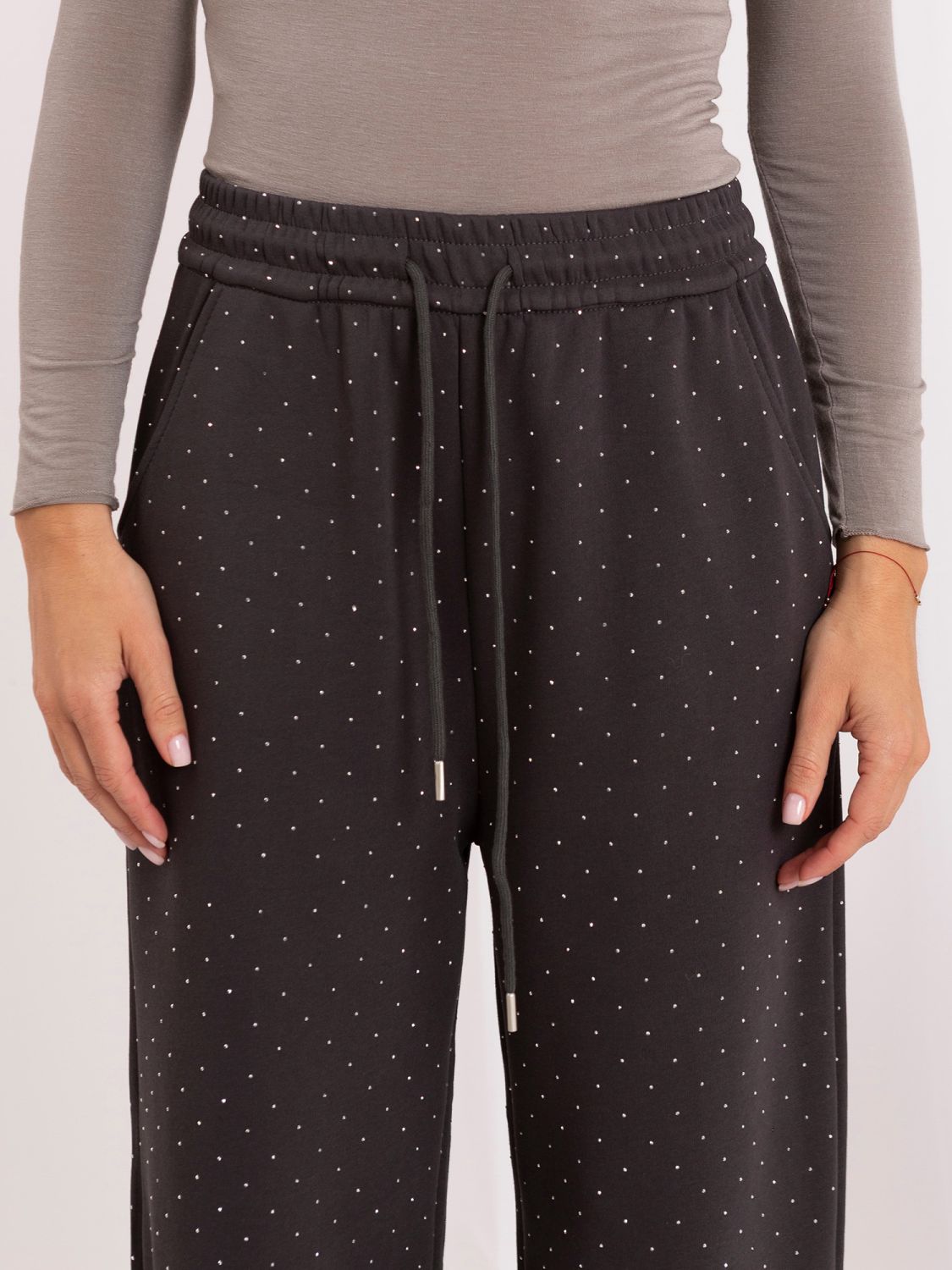 Grafitfarbene weite Sweatpants mit Applikation