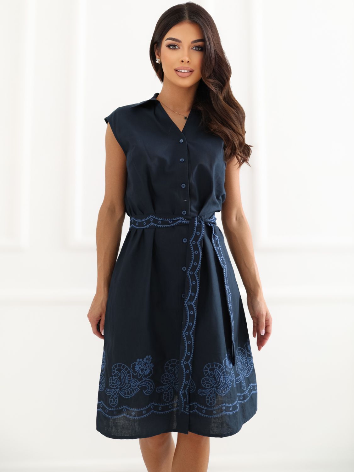 Blaues ausgestelltes Kleid mit Stickerei und Gürtel