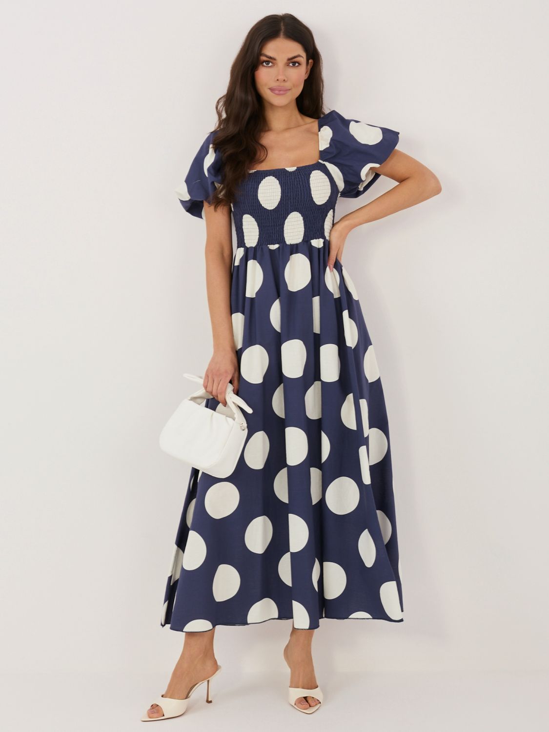 Maxikleid mit Punkten und Carmen-Ausschnitt, Navy