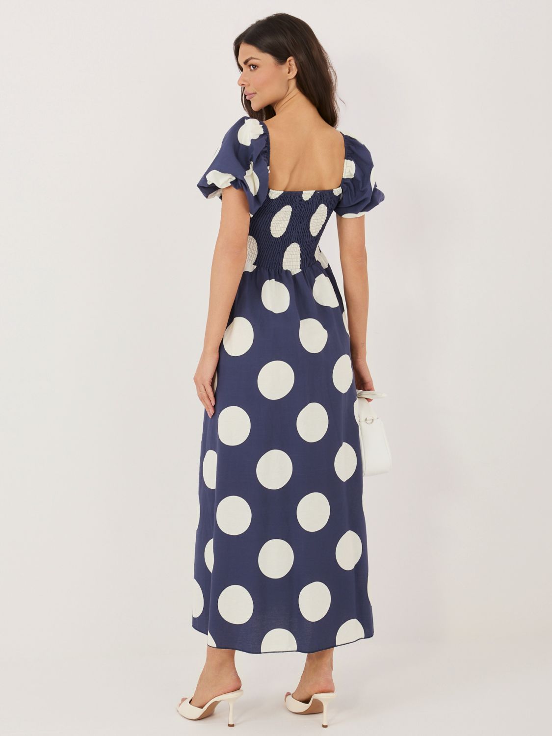 Maxikleid mit Punkten und Carmen-Ausschnitt, Navy