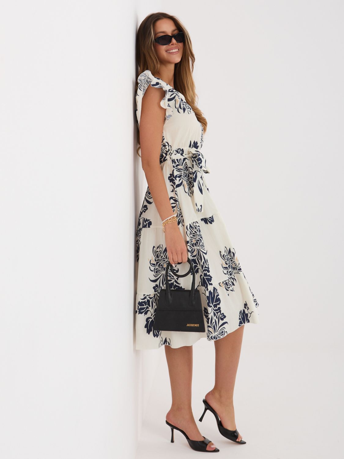 Blaues Midi-Kleid mit Print und Gürtel