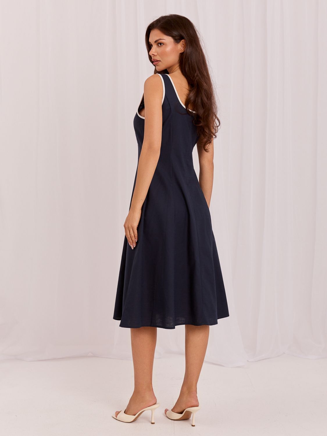 Sommerliches Midi-Kleid mit ausgestelltem Schnitt und eckigem Ausschnitt