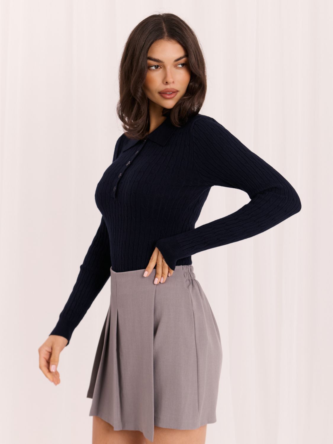 Blauer Polo-Pullover mit Kragen und Knöpfen