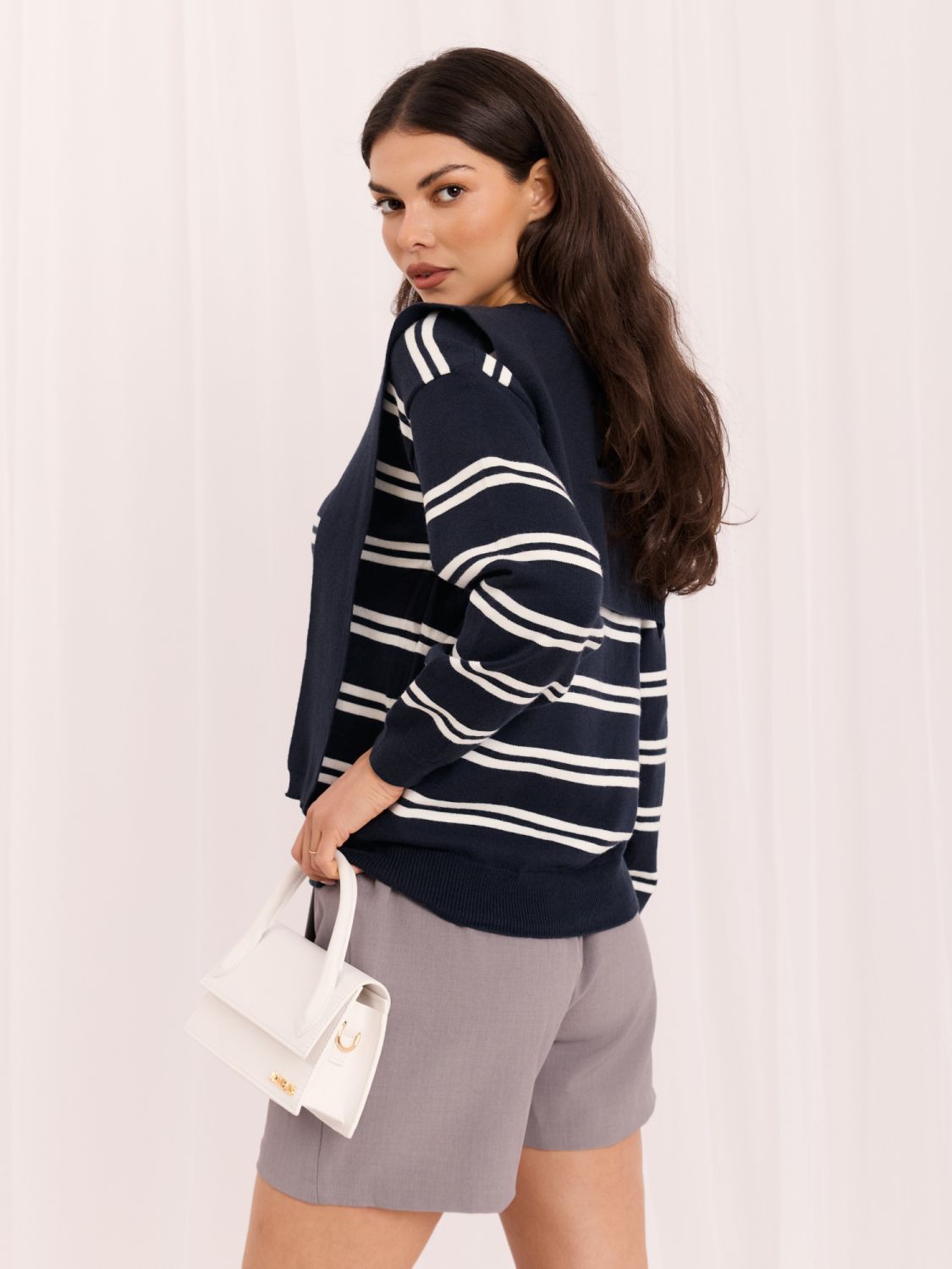 Gestreifter blauer Pullover mit Rundhalsausschnitt