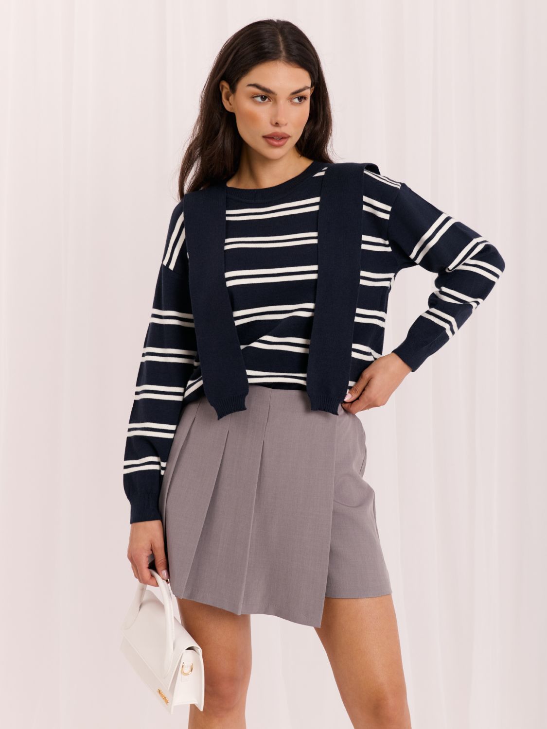 Gestreifter blauer Pullover mit Rundhalsausschnitt