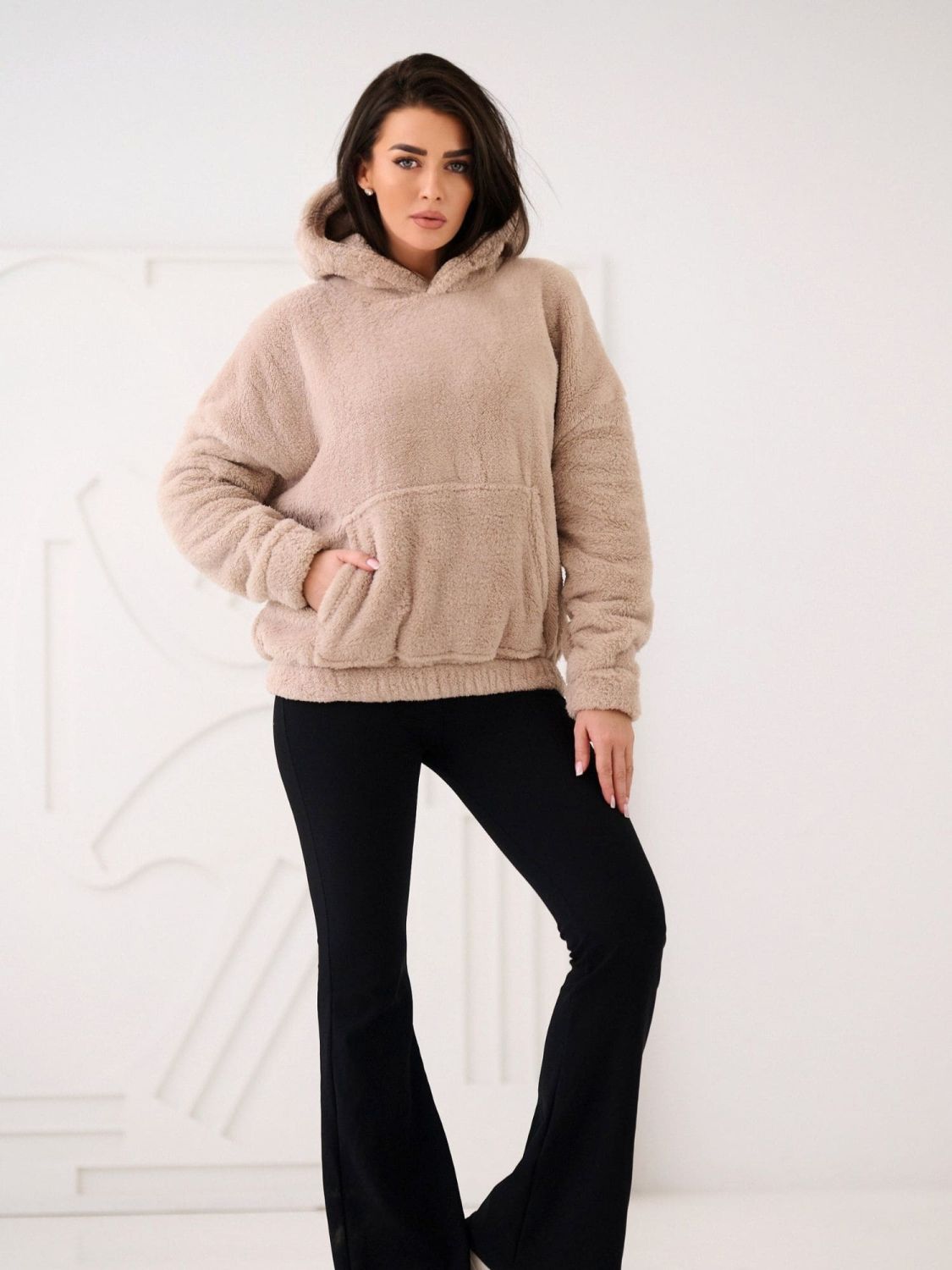 Beiger Kapuzenpullover mit Tasche