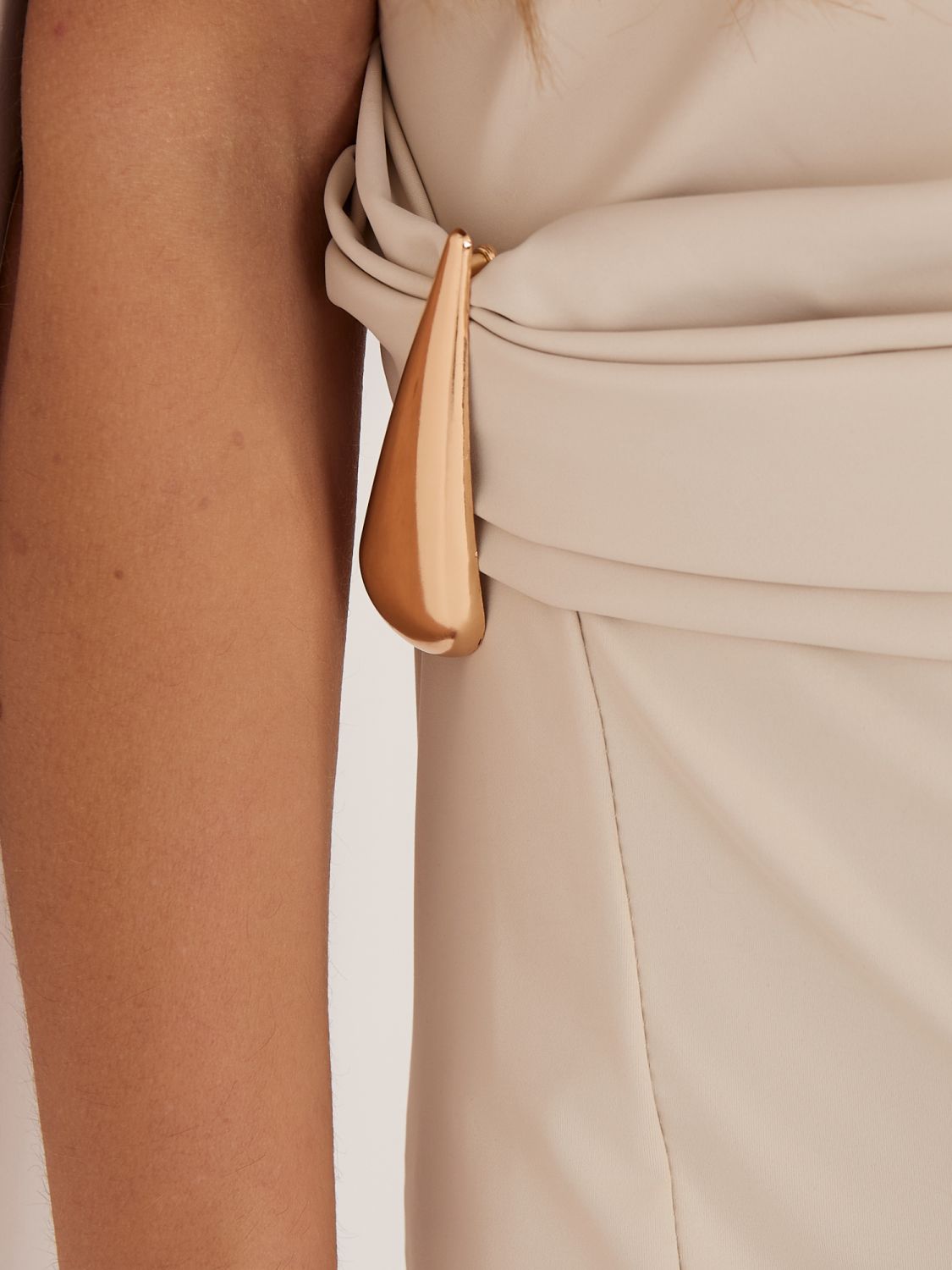 Elegantes beiges Midi-Kleid mit Raffungen
