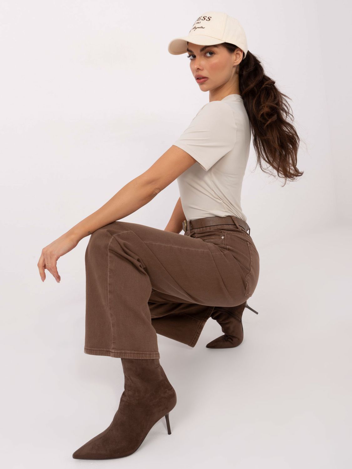 Beigefarbene glatte Bluse mit kurzem Ärmel