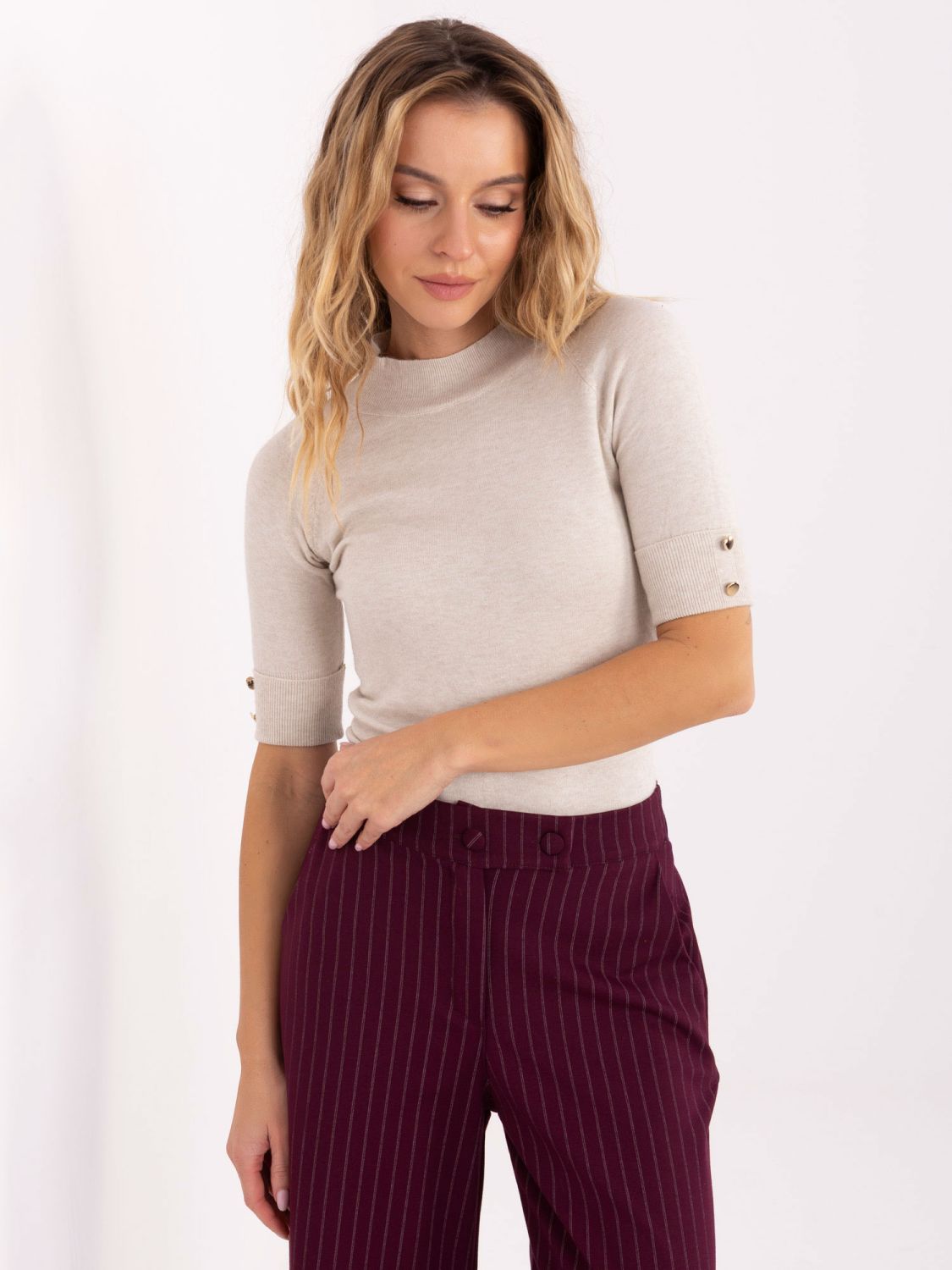 Eleganter beiger Pullover mit Stehkragen und kurzen Ärmeln