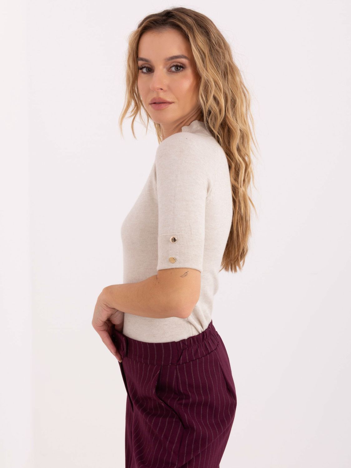 Eleganter beiger Pullover mit Stehkragen und kurzen Ärmeln