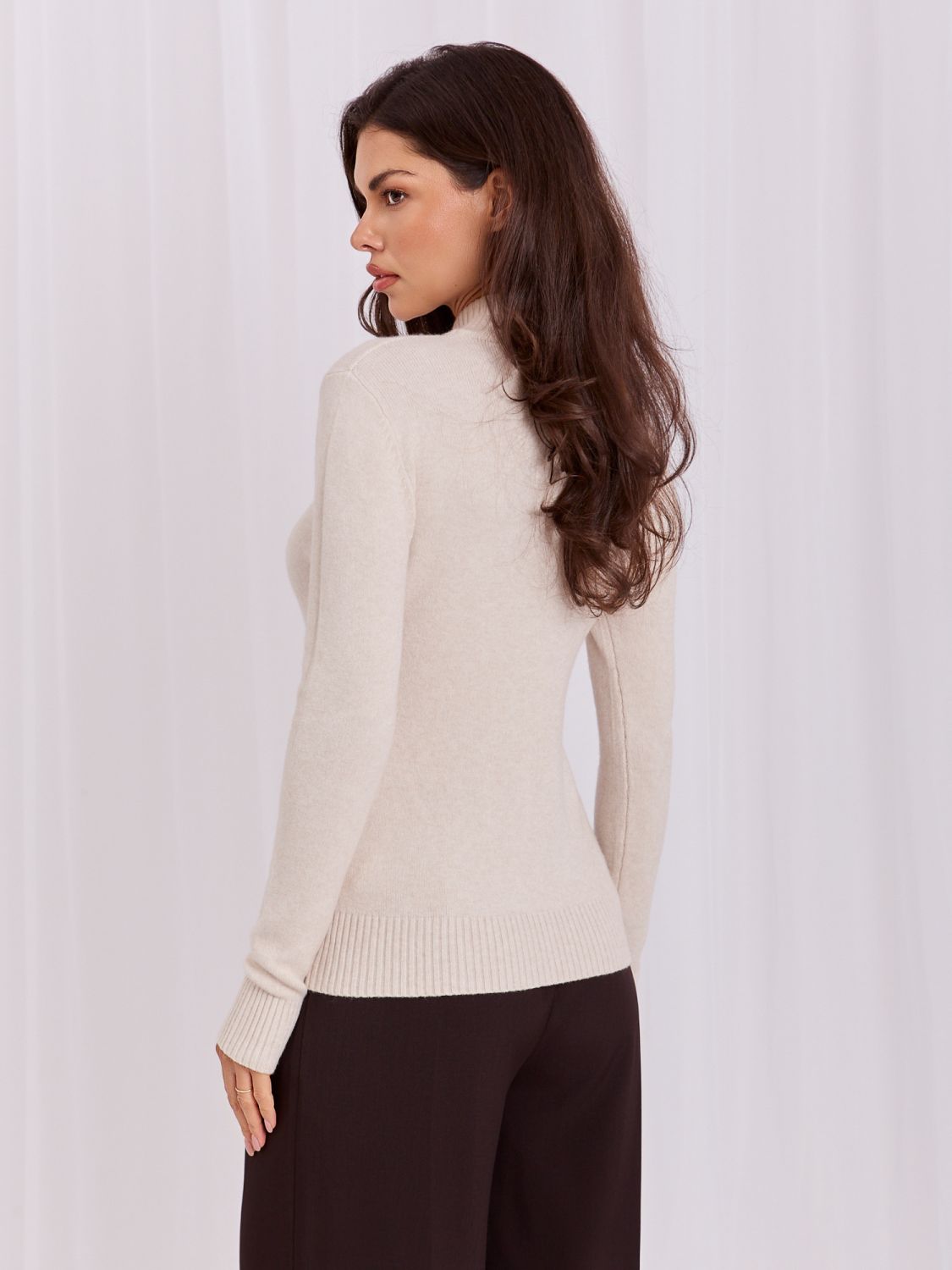 Eleganter beiger Pullover mit Stehkragen und Zirkonia