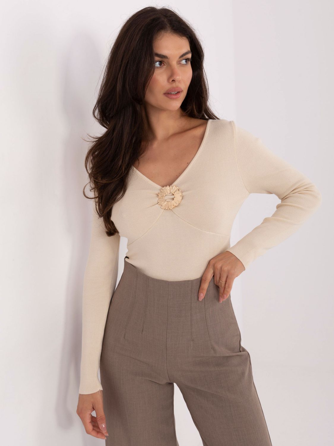Eleganter beiger Pullover mit V-Ausschnitt