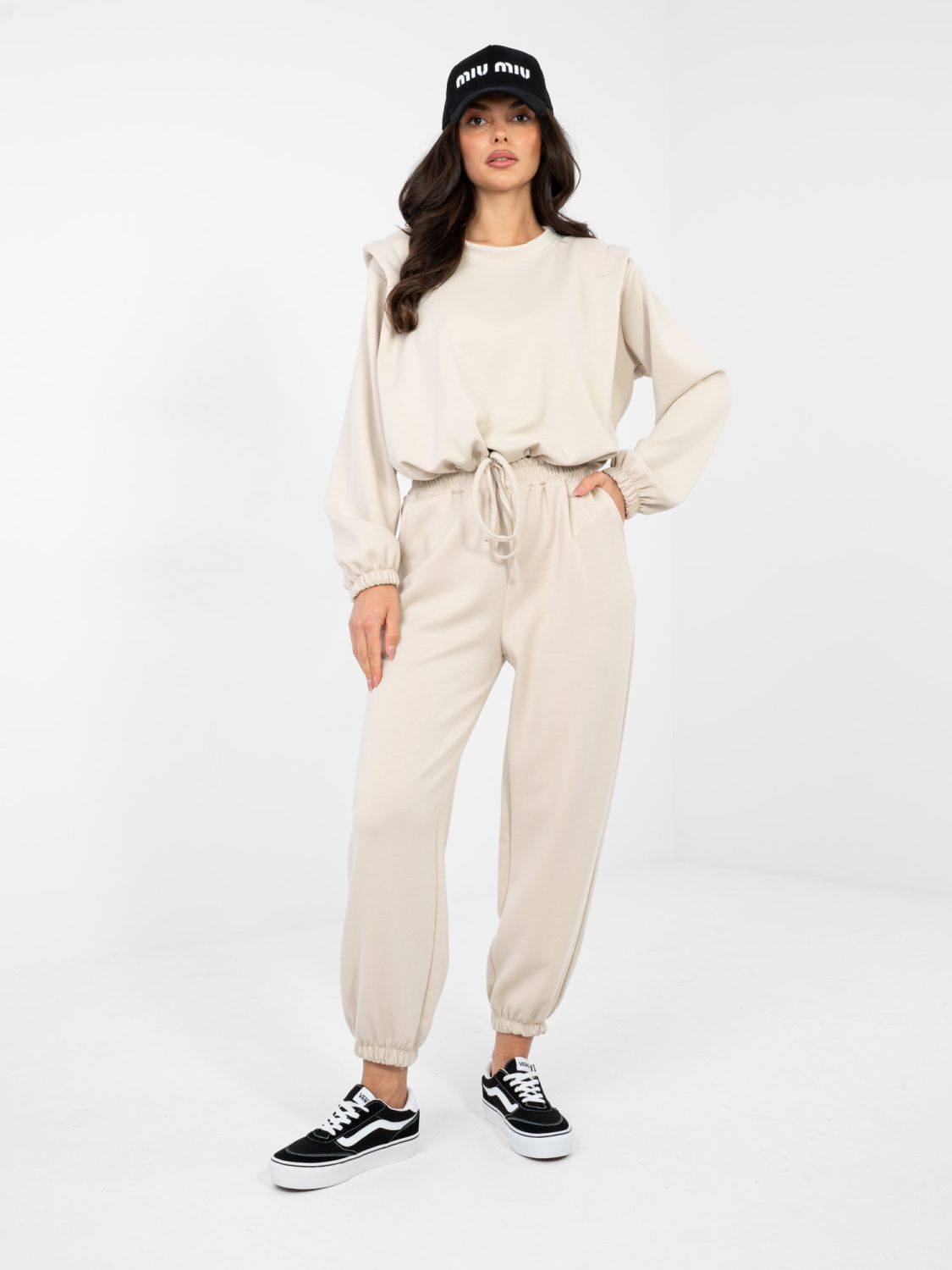 Damen-Set in Beige mit langen Ärmeln und Bindegürtel