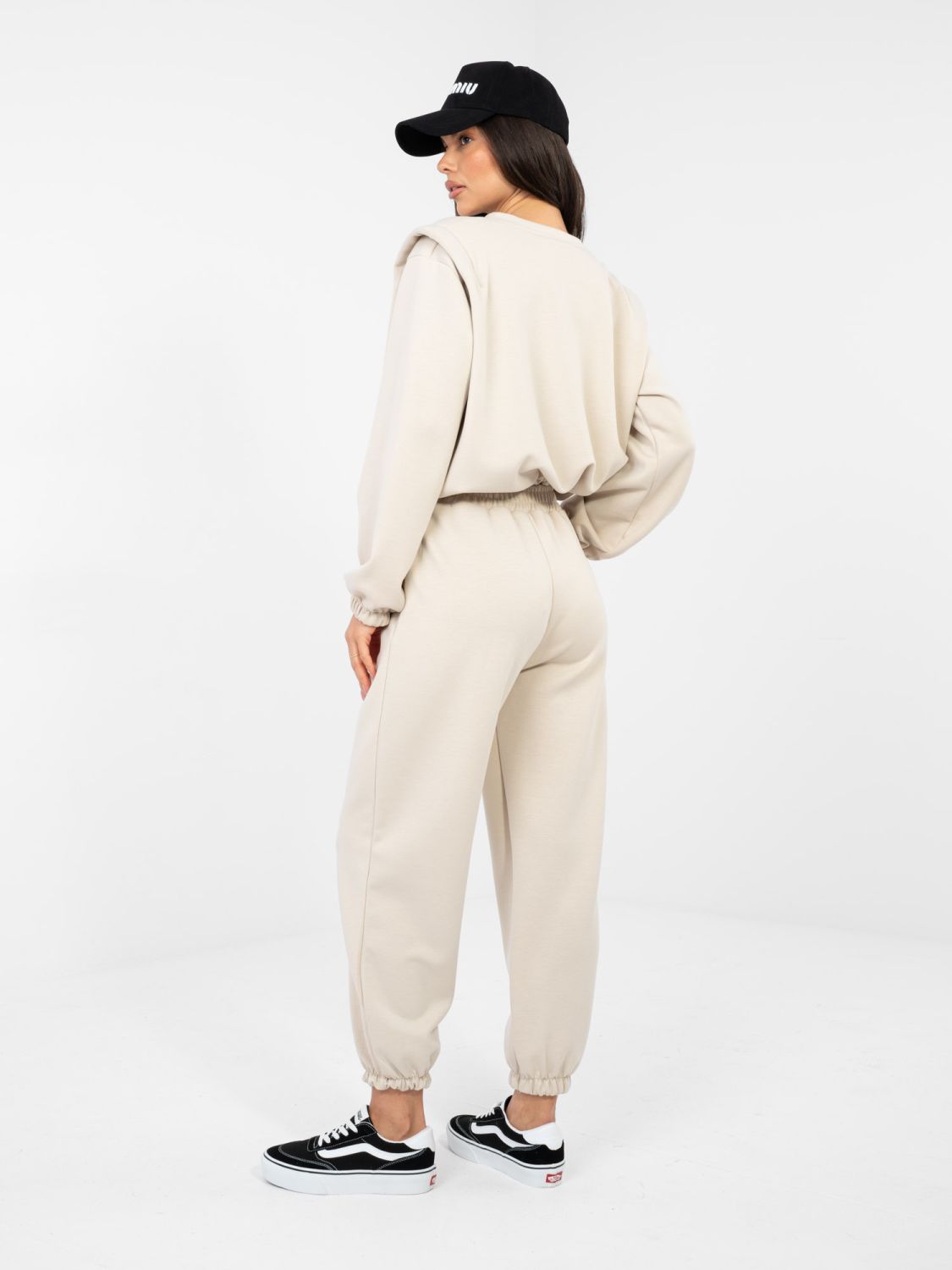 Damen-Set in Beige mit langen Ärmeln und Bindegürtel