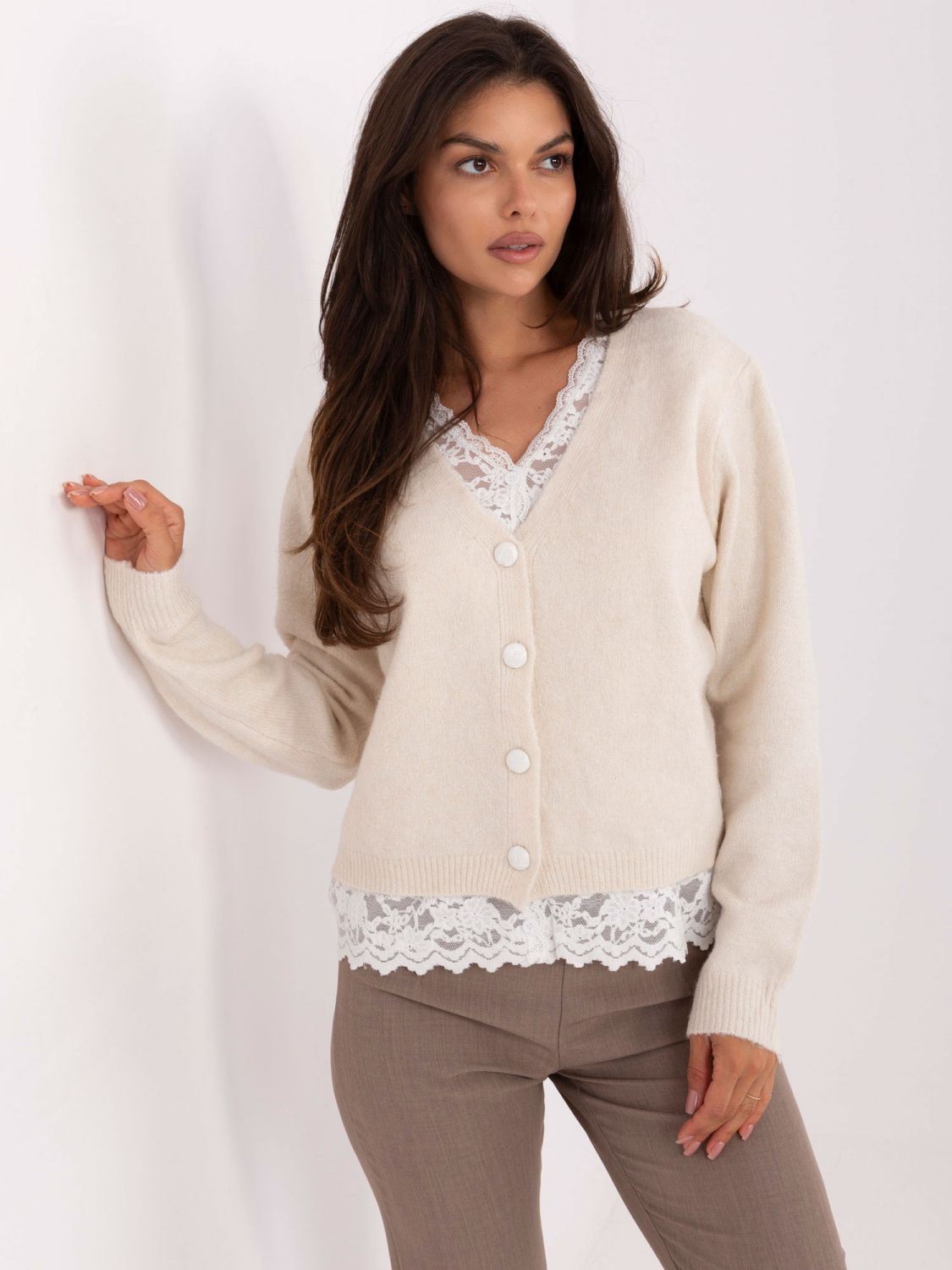 Eleganter beiger Pullover mit langen Ärmeln